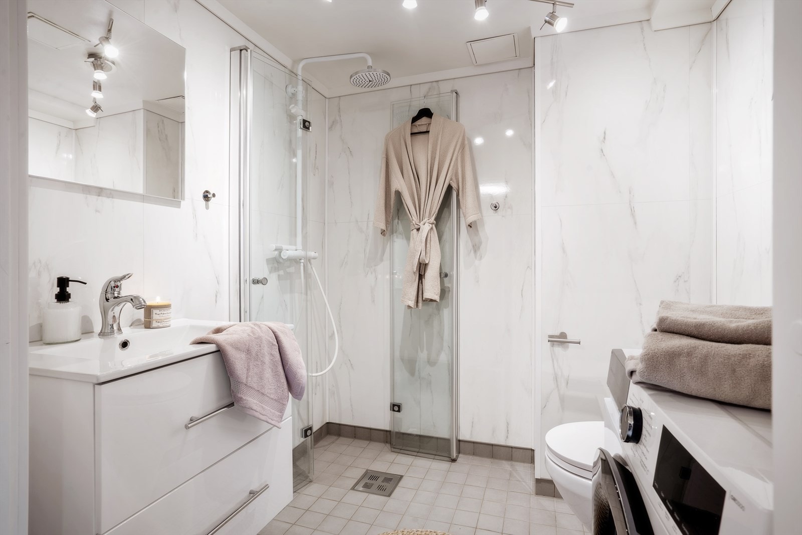 Badet ble pusset opp i 2021, og fremstår som delikat og moderne. Galleribilde