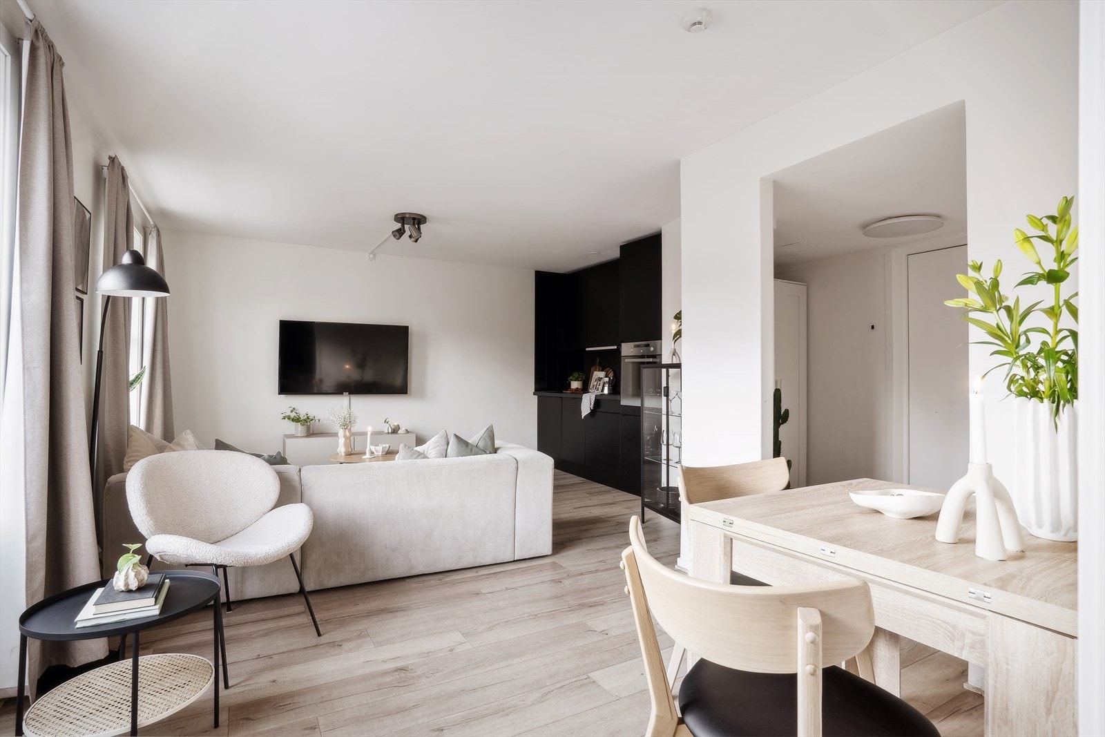 Den åpne planløsningen gir leiligheten en luftig atmosfære. Galleribilde