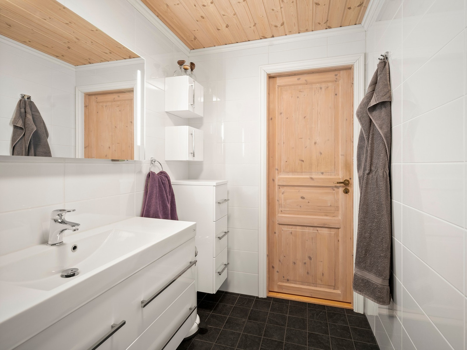 Badet består av dusjhjørne, servant med skuffer og speil over servant. Badet har god størrelse. Galleribilde