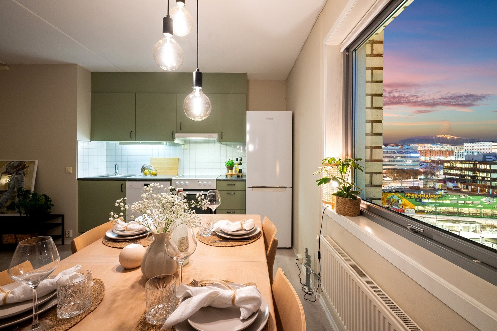 Kjøkkenet ligger i åpen og moderne planløsning mot stuen. Galleribilde