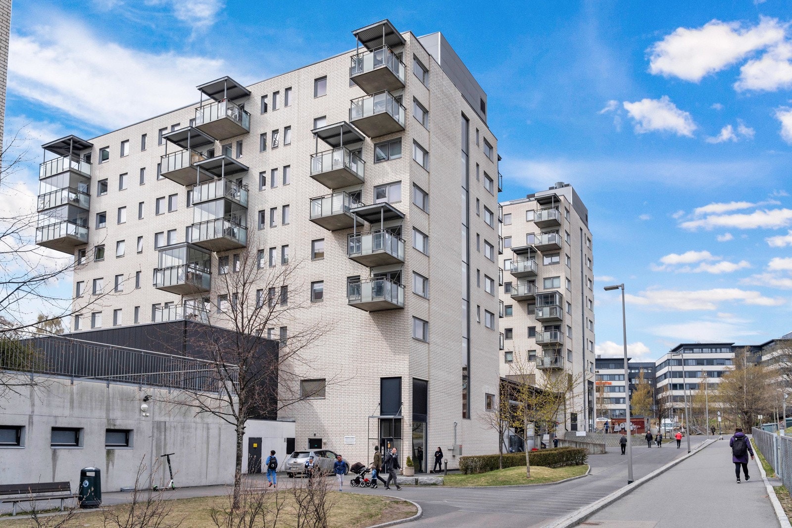 Her bor du sentralt med kort vei til alt av kollektiv- og servicetilbud. Galleribilde
