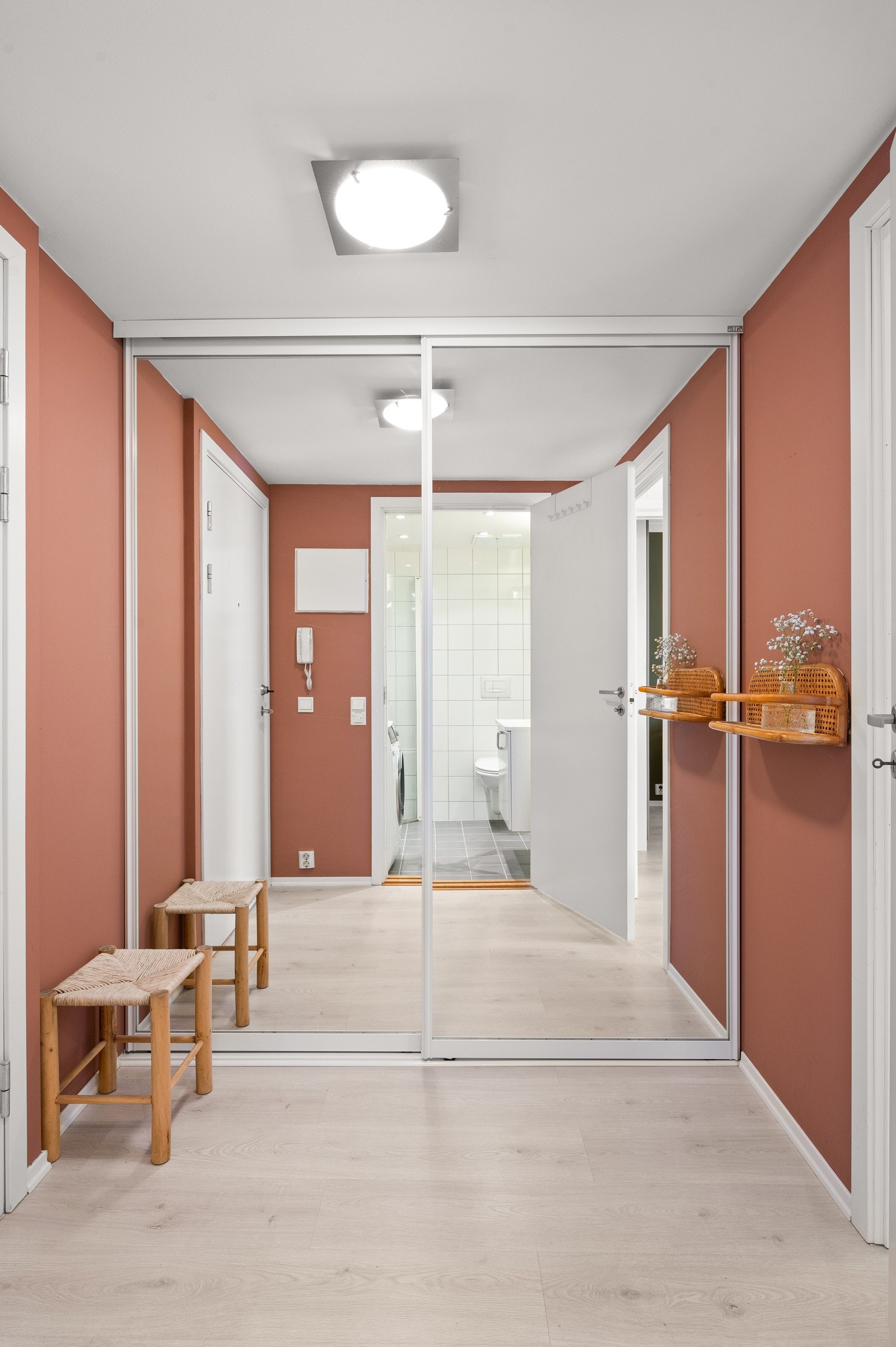Entréen gir et godt førsteinntrykk av leiligheten og er innredet med stor skyvedørsgarderobe. Galleribilde
