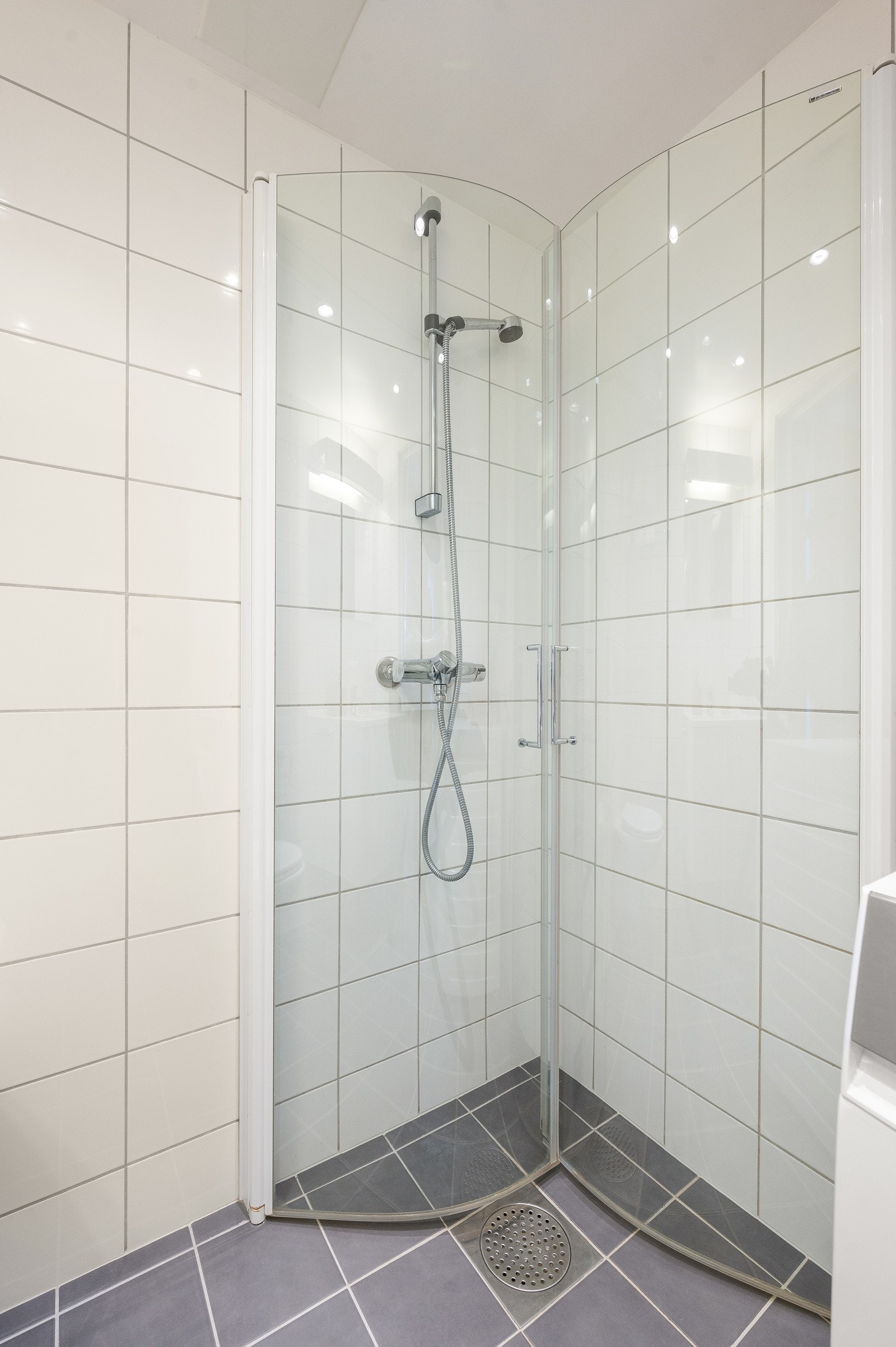 Varmekabler i gulv og downlights i himling. Galleribilde