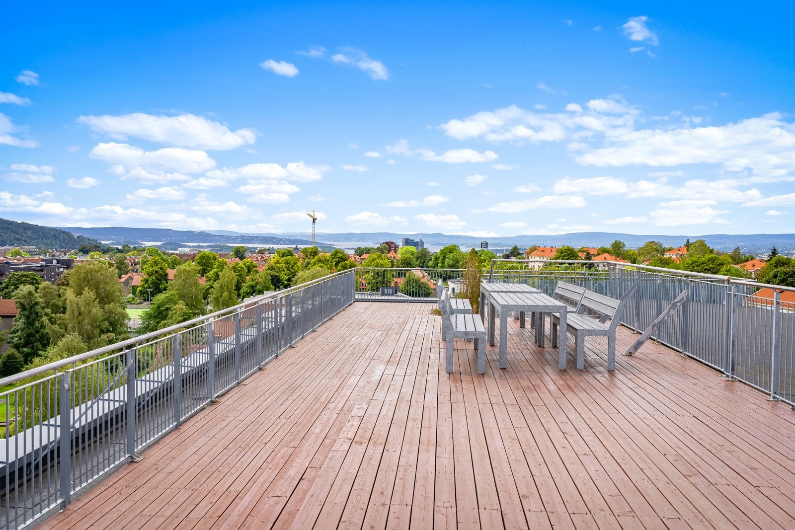 Heisadkomst til stor felles takterrasse med sol fra morgen til kveld. Galleribilde