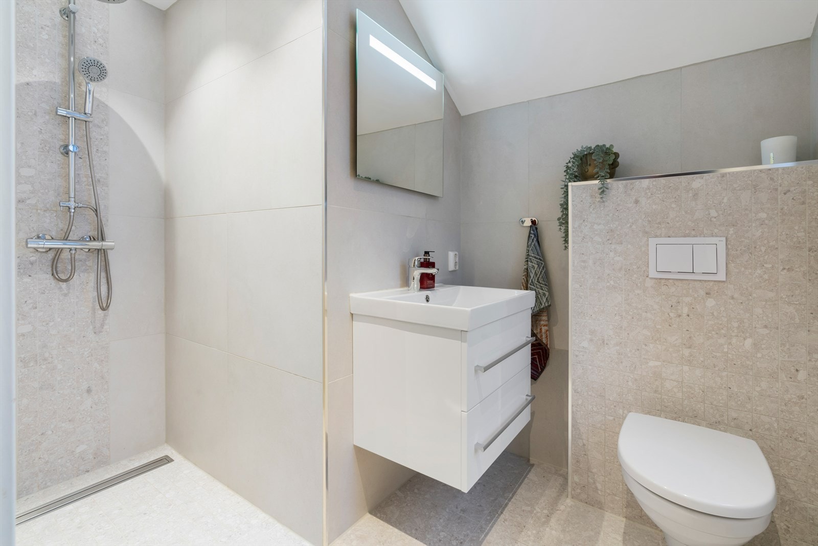 - Bad med lyse fliser og moderne oppgradering - Galleribilde