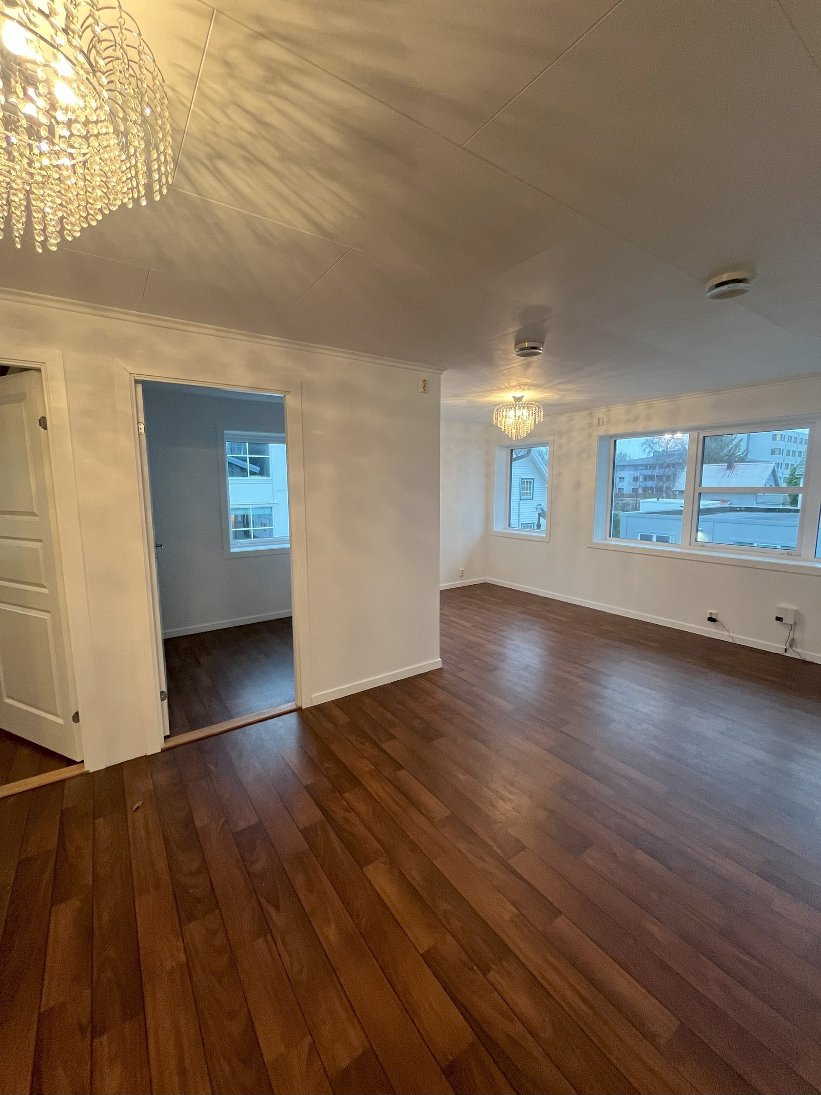 Her fra leiligheten i tredje etasje. Leilighetene i 2. og 3. etasje har identisk planløsning. Leiligheten i tredje har i tillegg tilgang til et uinredet loft ved bruk av nedtrekkbar loftstrapp fra det ene soverommet. Galleribilde