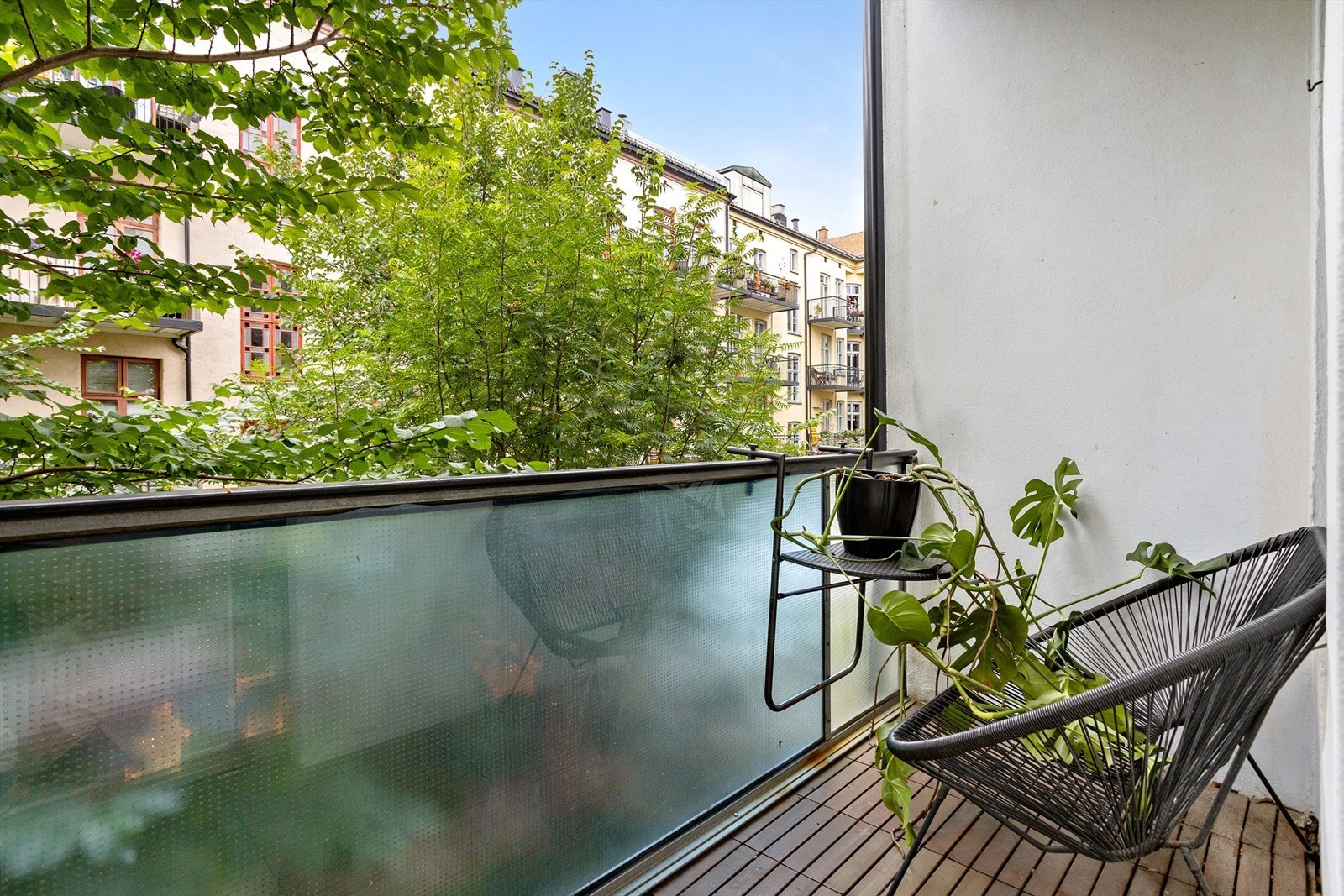 Hyggelig balkong med utsyn til bakgård. Galleribilde