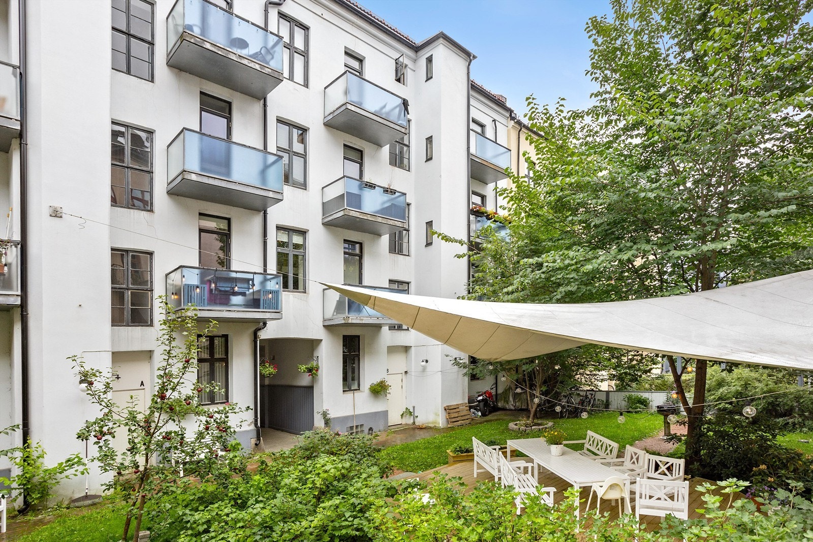 Hyggelig felles bakgård som kan benyttes av beboere. Galleribilde