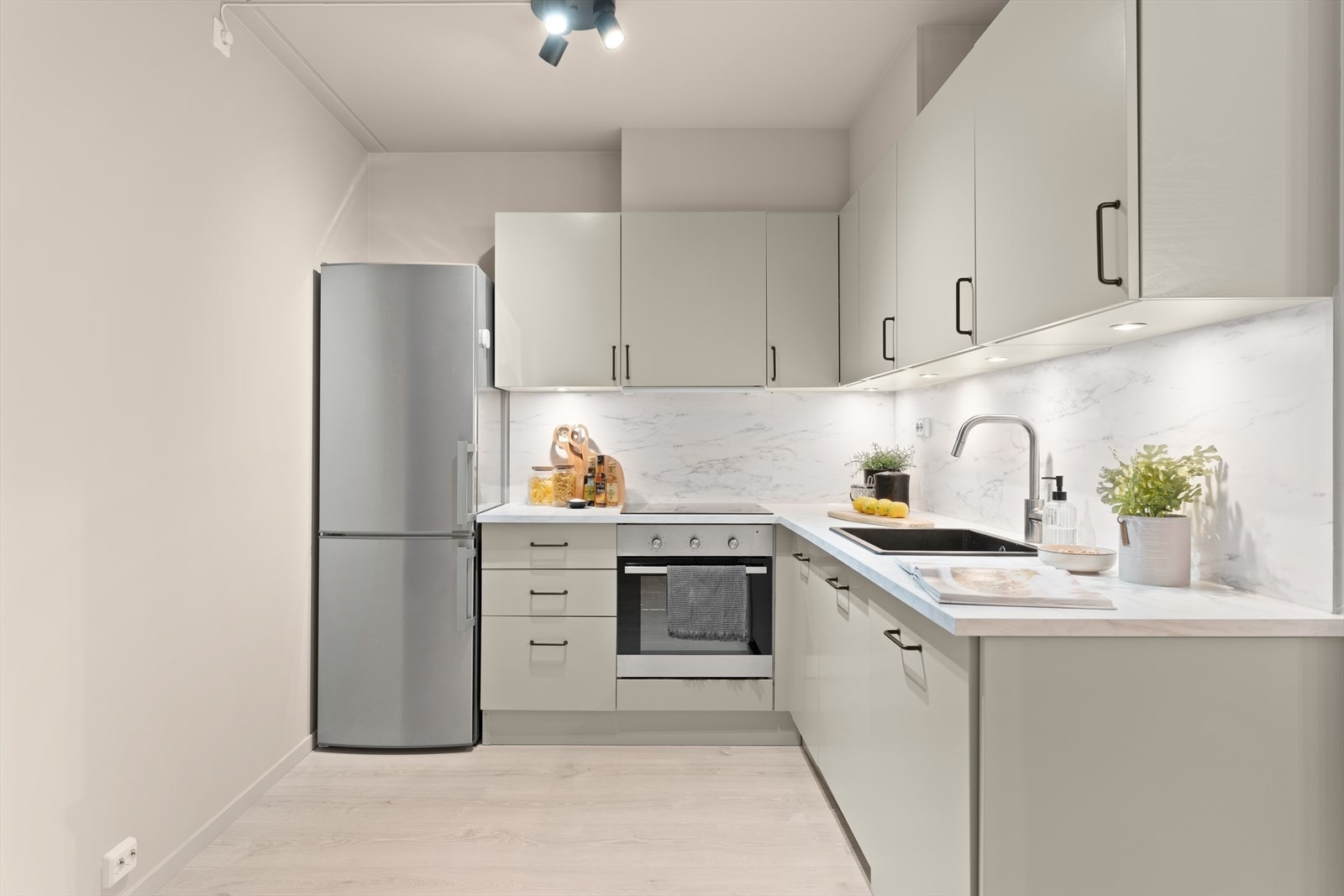 Kjøkkenet har rikelig med skap- og benkeplass, og innredningen er oppgradert i 2025 med nymalte fronter, nye håndtak, en laminat benkeplate, samt ny oppvaskkum og ett-greps blandebatteri. Galleribilde