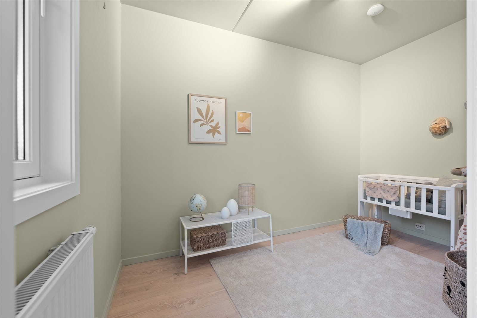 Det andre soverommet, som har adkomst fra stuen, er fleksibelt og kan brukes som kontor, barnerom eller gjesterom etter behov. Galleribilde