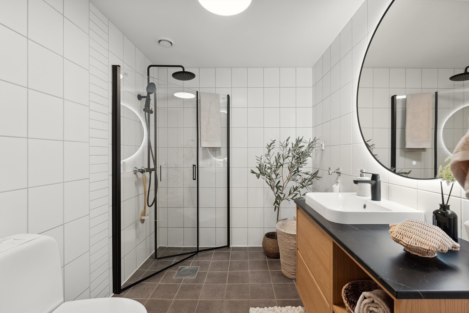 Et stilrent og delikat baderom med moderne detaljer. Galleribilde