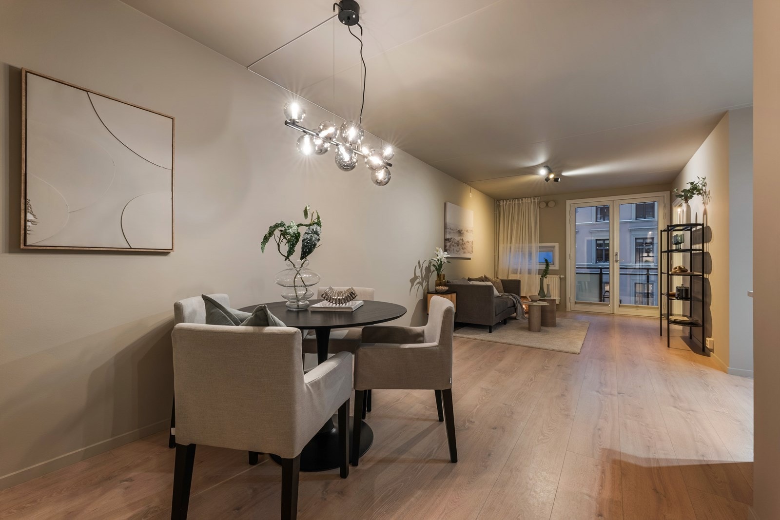 Stuen er funksjonelt inndelt i to soner - en hyggelig dagligstue og en romslig spisestue. Galleribilde