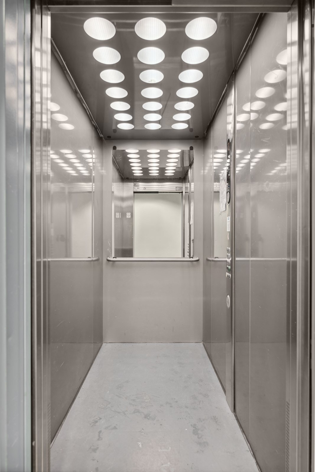 Leiligheten har enkel adkomst via felles trapp eller én av de to heisene i bygget. Galleribilde