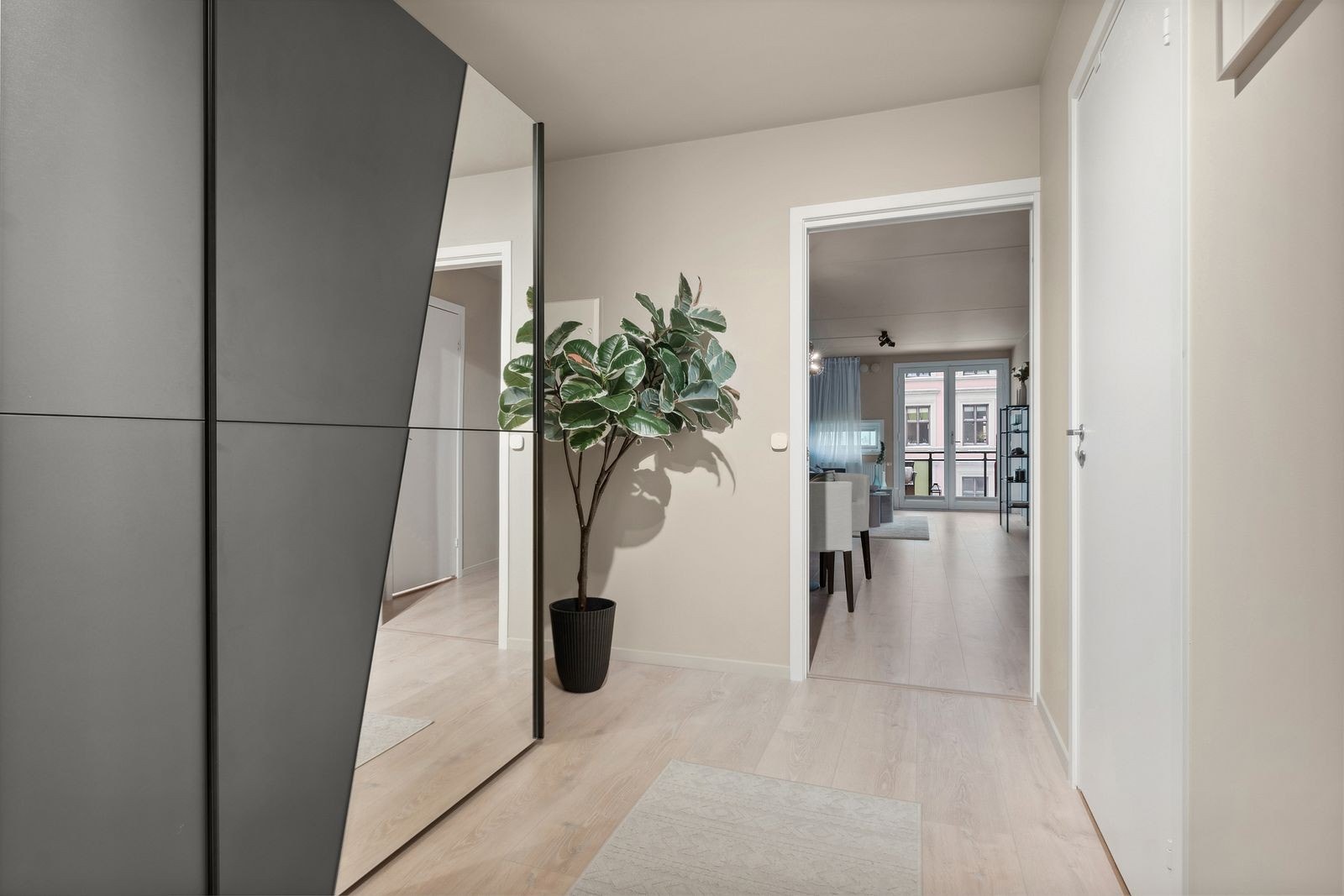 Den romslige gangen har god plass til oppbevaring av yttertøy og sko i skyvedørsgarderobe. Galleribilde