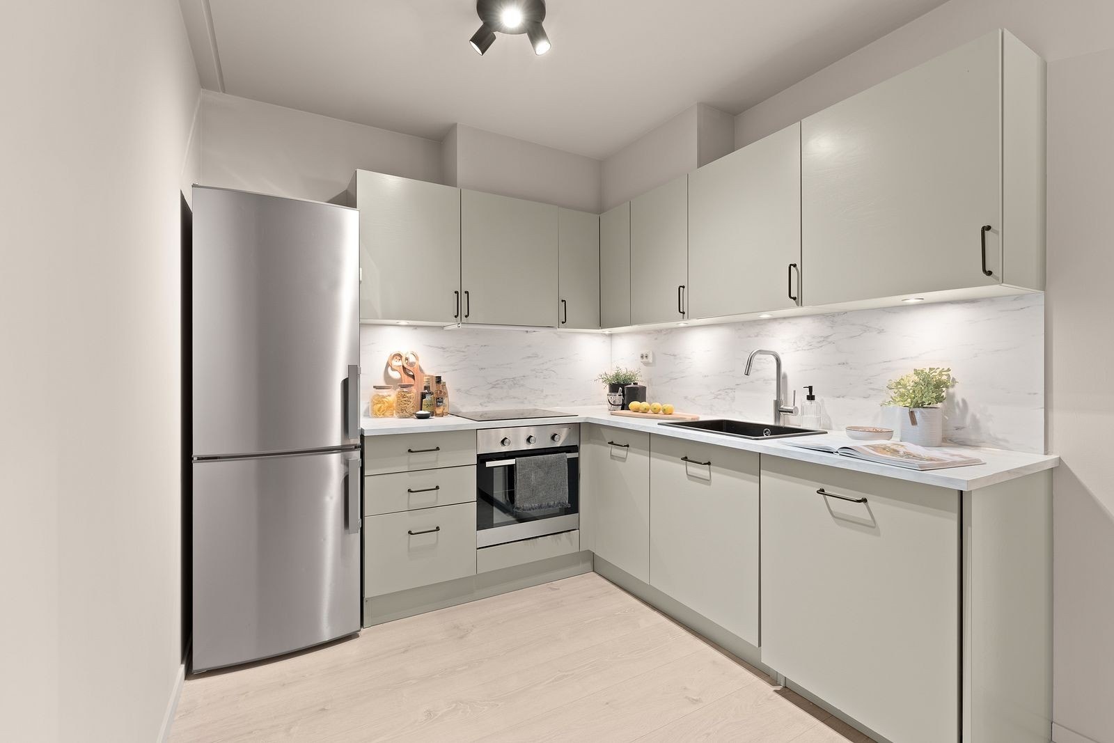 Leiligheten har et lyst og stilfullt kjøkken i åpen løsning mot stuen, som skaper en luftig og sosial atmosfære. Galleribilde