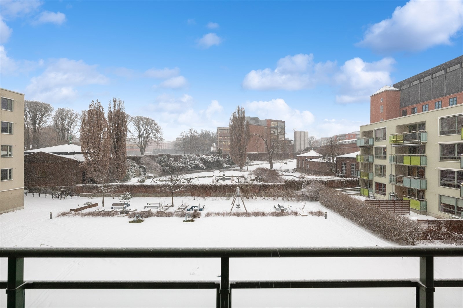 Flott utsikt mot freiaparken fra svalegangen. Galleribilde