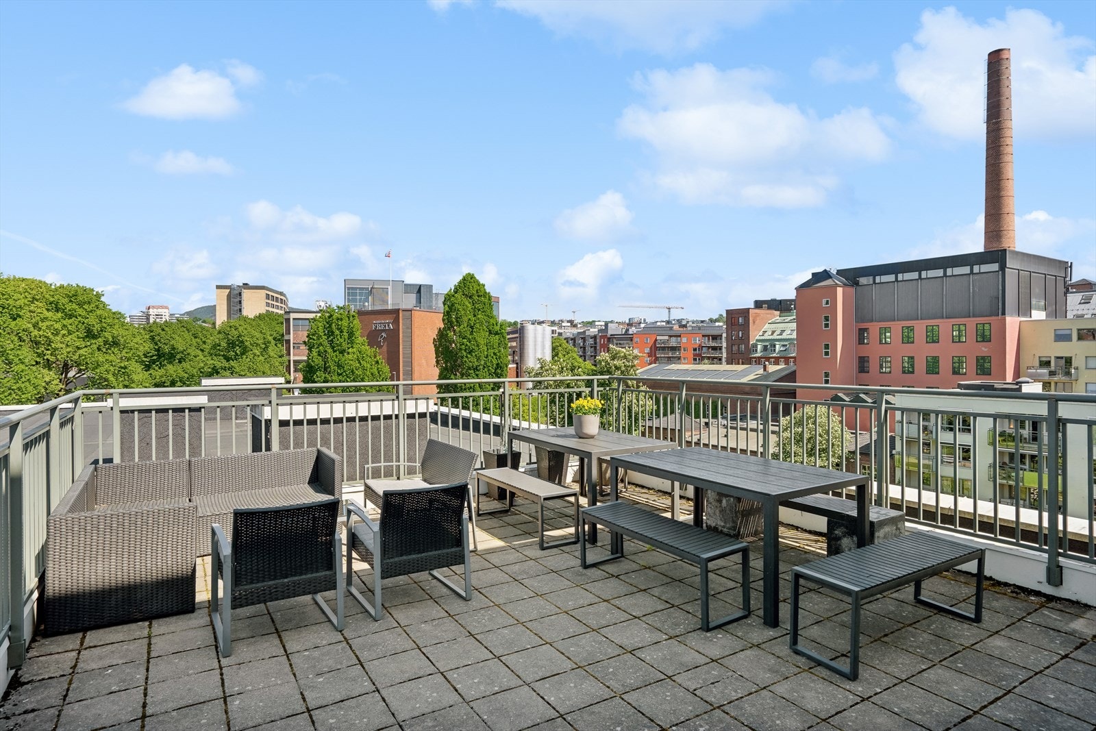 I tillegg til balkongen, uteplassen ved svalegangen, har du også en felles takterrasse. Galleribilde