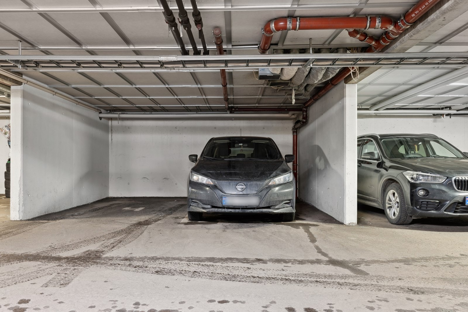 Leiligheten disponerer en egen garasjeplass merket med nr. 3 i et felles, oppvarmet garasjeanlegg. Det er mulighet for å installere elbillader på plassen. Galleribilde