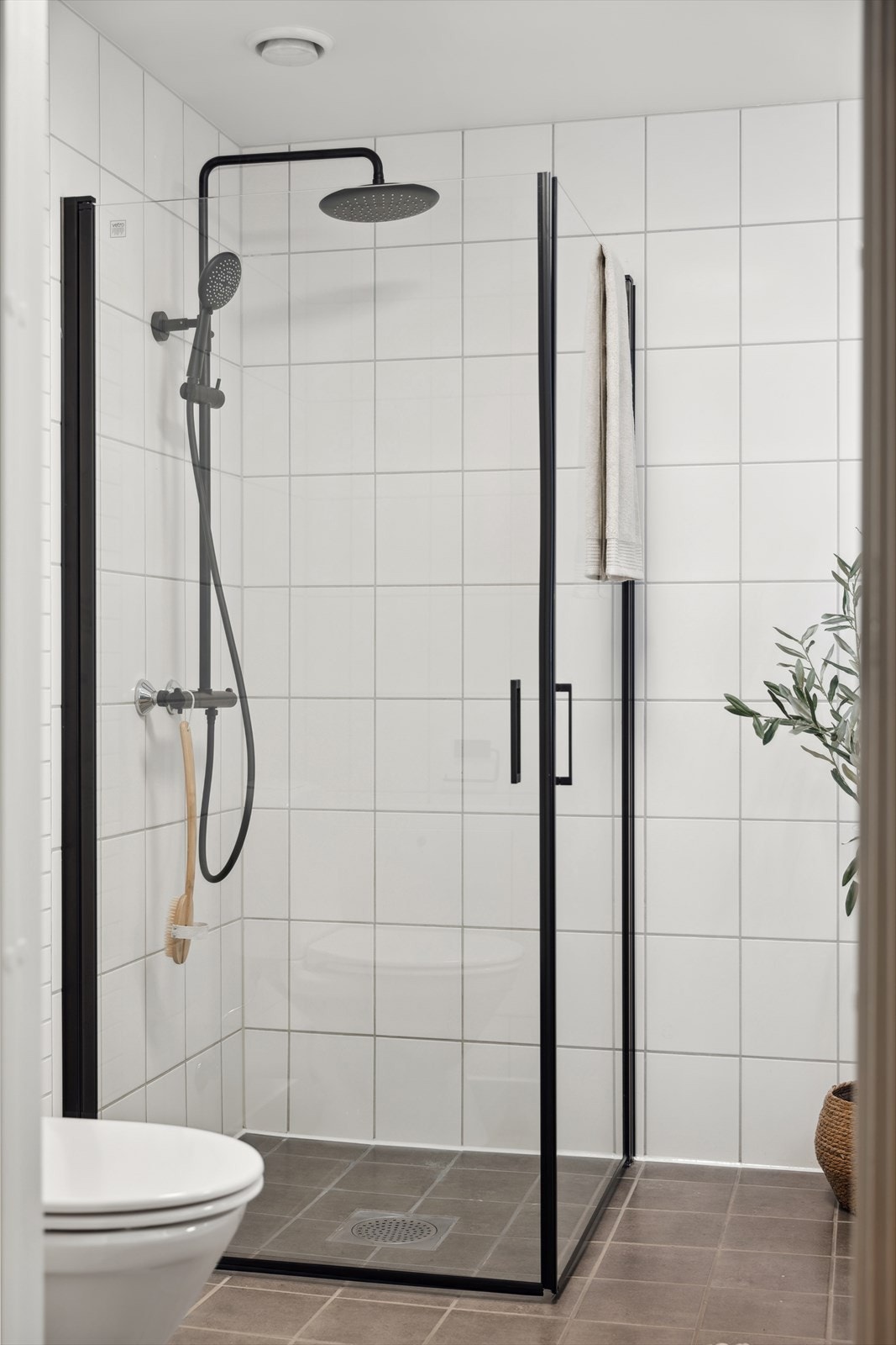 Rommet har fliser på gulv og vegger, kombinert med behagelig gulvvarme som gir en luksuriøs følelse i hverdagen. Galleribilde