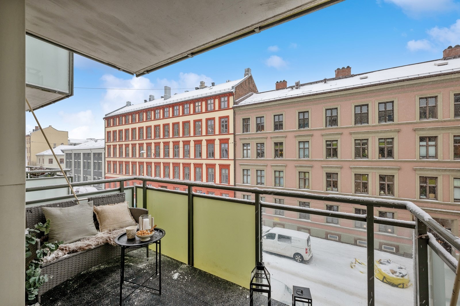 Fra stuen har du direkte utgang til en sydvestvendt balkong på ca. 5 kvm - perfekt for å nyte solrike dager. Galleribilde