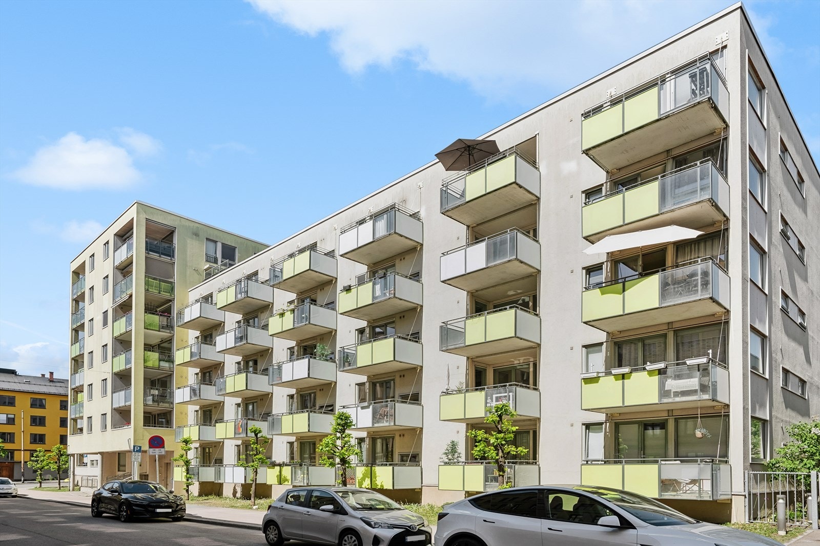 Leiligheten har en sentral men rolig beliggenhet på Grünerløkka. Fasade mot Karlstadgata. Galleribilde