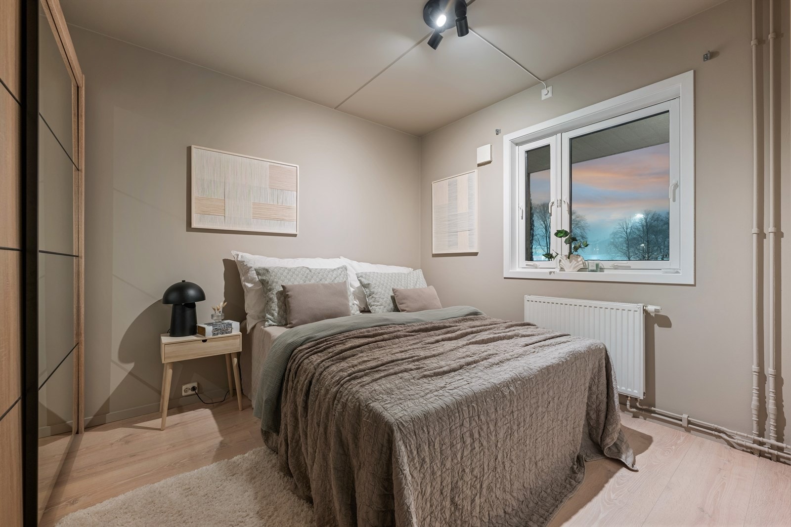 Leiligheten har to gode og praktiske soverom med en gjennomgående planløsning som gir soverom på hver sin side av bygget. Galleribilde