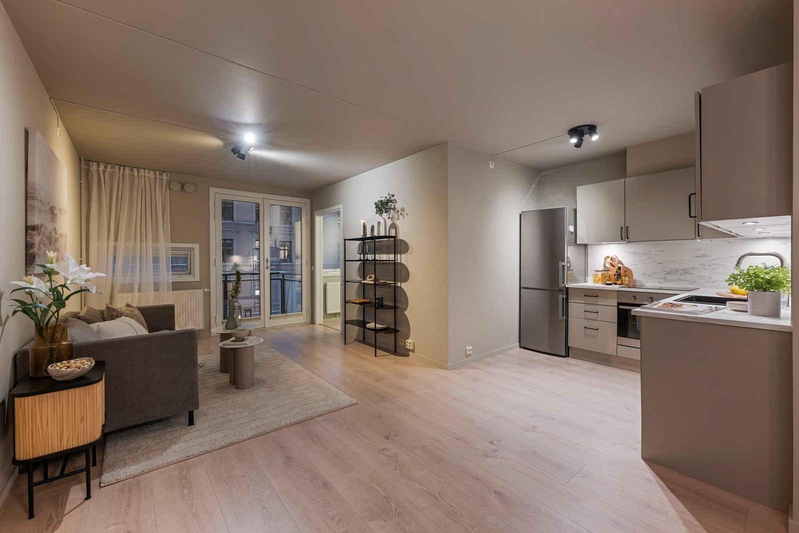 Rommet ble oppgradert i 2023 med nytt laminatgulv og malt i moderne og tidløse farger i 2025, noe som gir et stilrent og oppdatert preg. Galleribilde