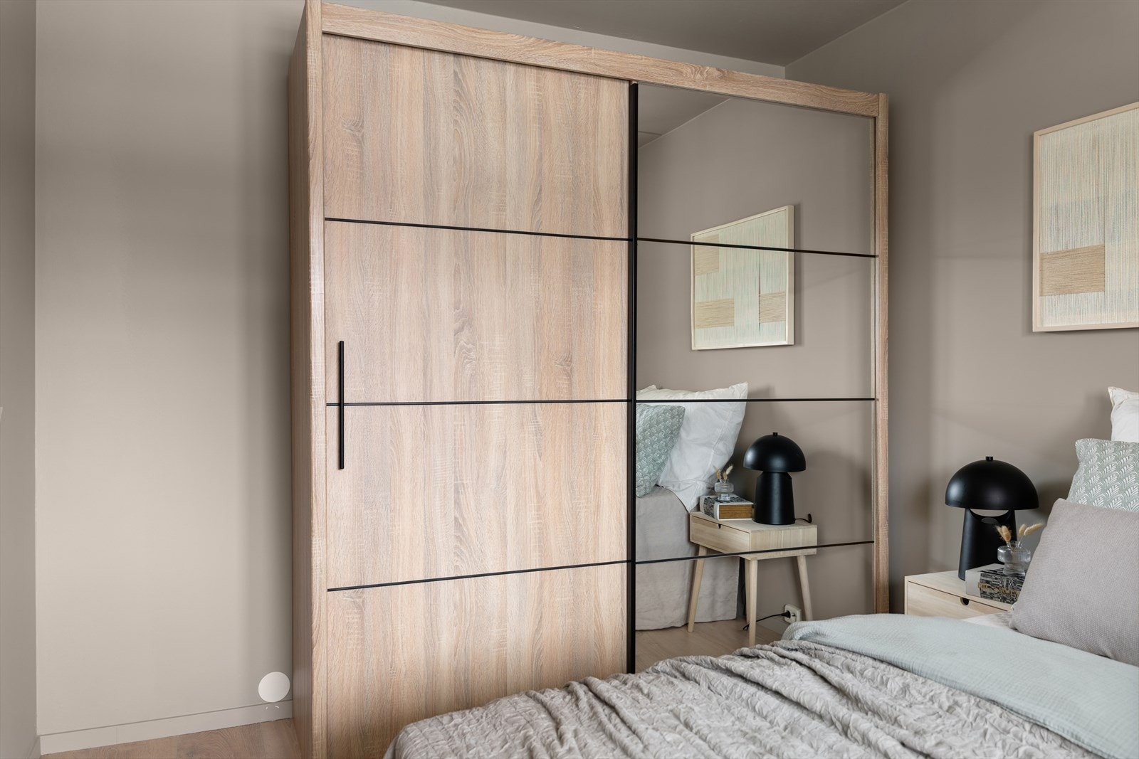 I tillegg har rommet en romslig skyvedørsgarderobe som gir godt med oppbevaringsplass. Galleribilde