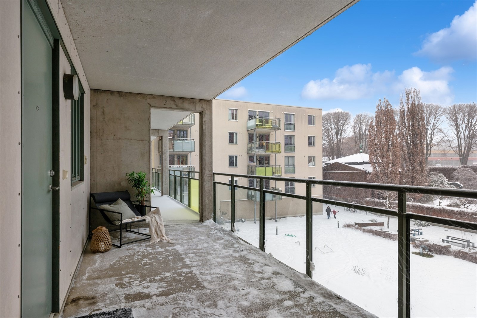 I tillegg byr inngangspartiet på en innbydende svalegang/uteplass med utsikt over de velholdte fellesområdene, noe som skaper en harmonisk og hyggelig ramme rundt hverdag. Galleribilde