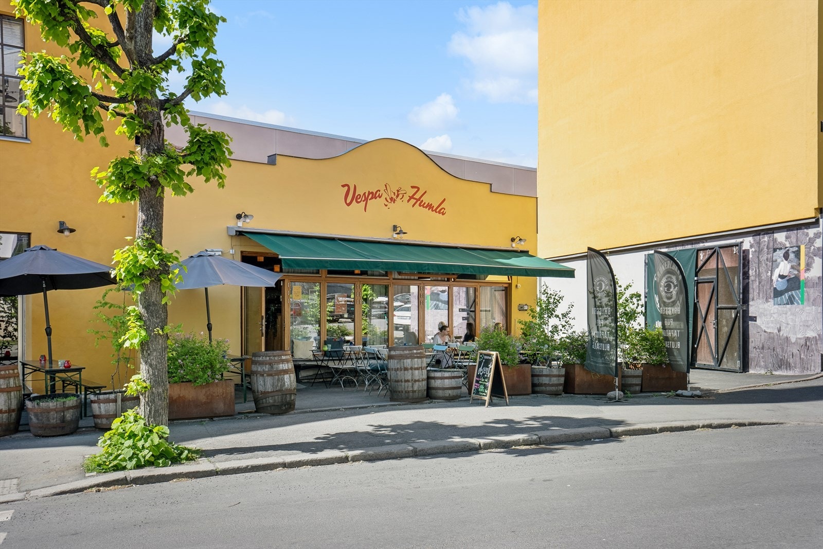 Området er kjent for sine nisjebutikker, restauranter og hyggelige cafeer. Galleribilde