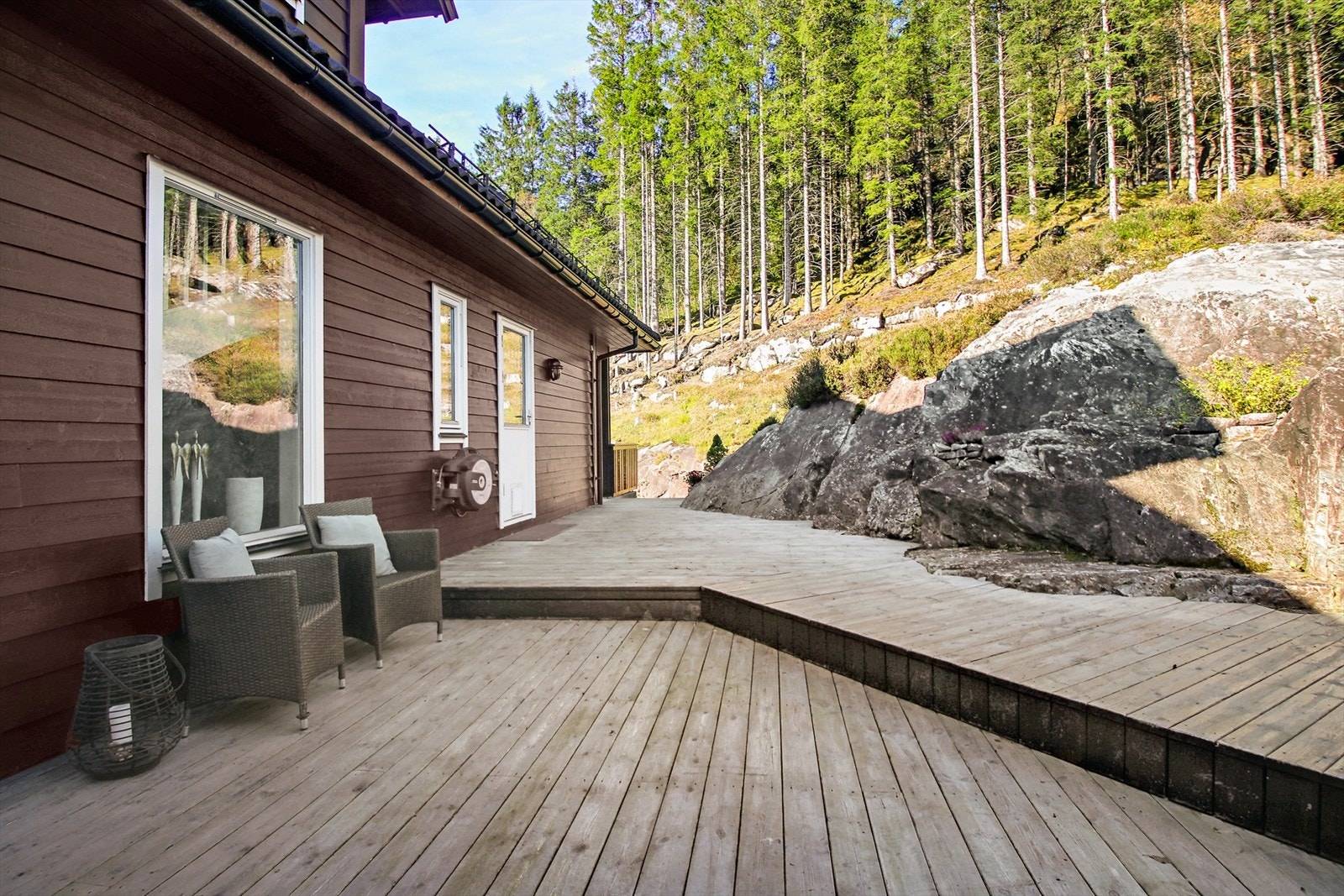 Her er det opparbeidet terrasse og tilgang til verandaen og takterrassen over garasjedekket. Galleribilde