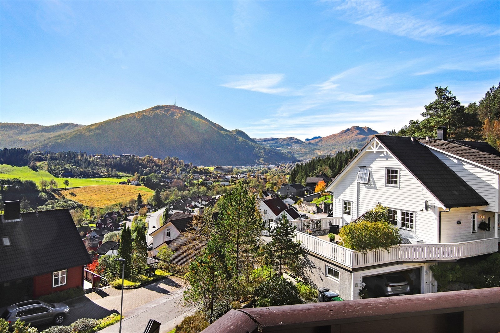 Fra verandaen ser vi nedover byggefeltet til Vie og Hafstadfjellet. Galleribilde