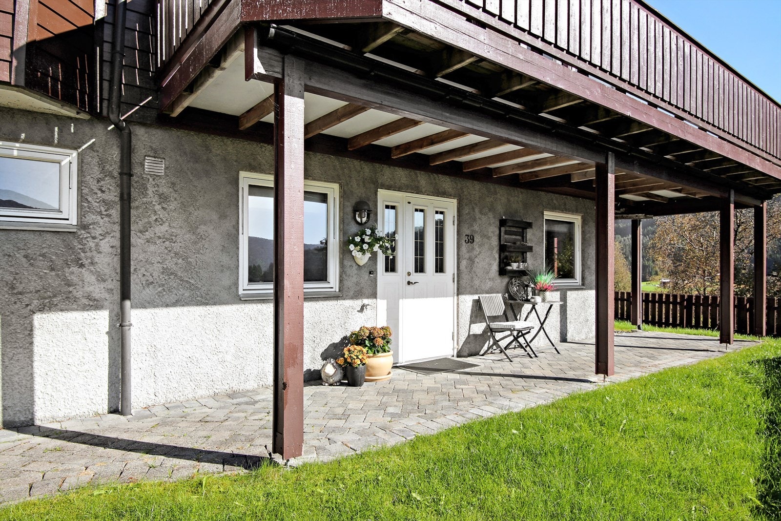 Verandaen over inngangspartiet er tekket. Galleribilde