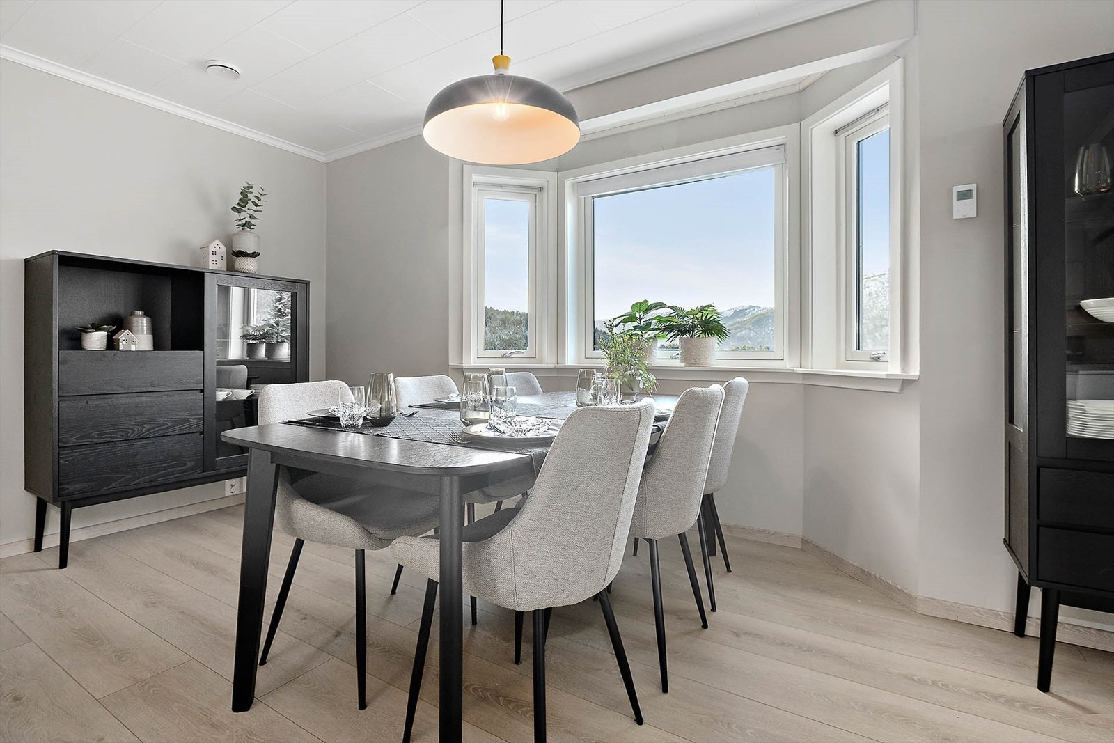 Kjøkkenet har god plass til spisebord og karnapvinduer. Galleribilde