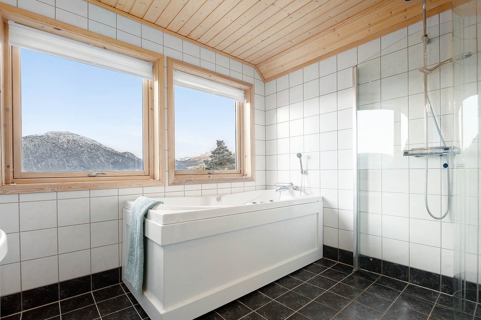 Dette badet har både badekar og dusjløsning med innfellbare dusjvegger. Galleribilde