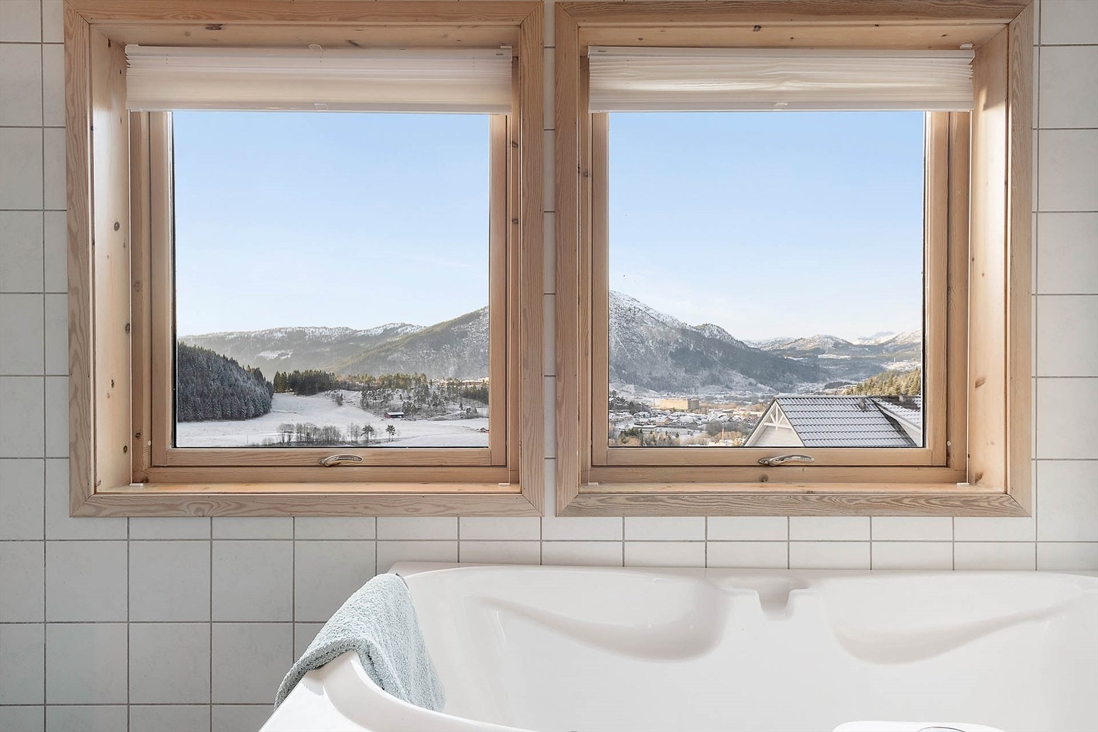Over badekaret er det vinduer med flott utsikt mot Førde. Galleribilde