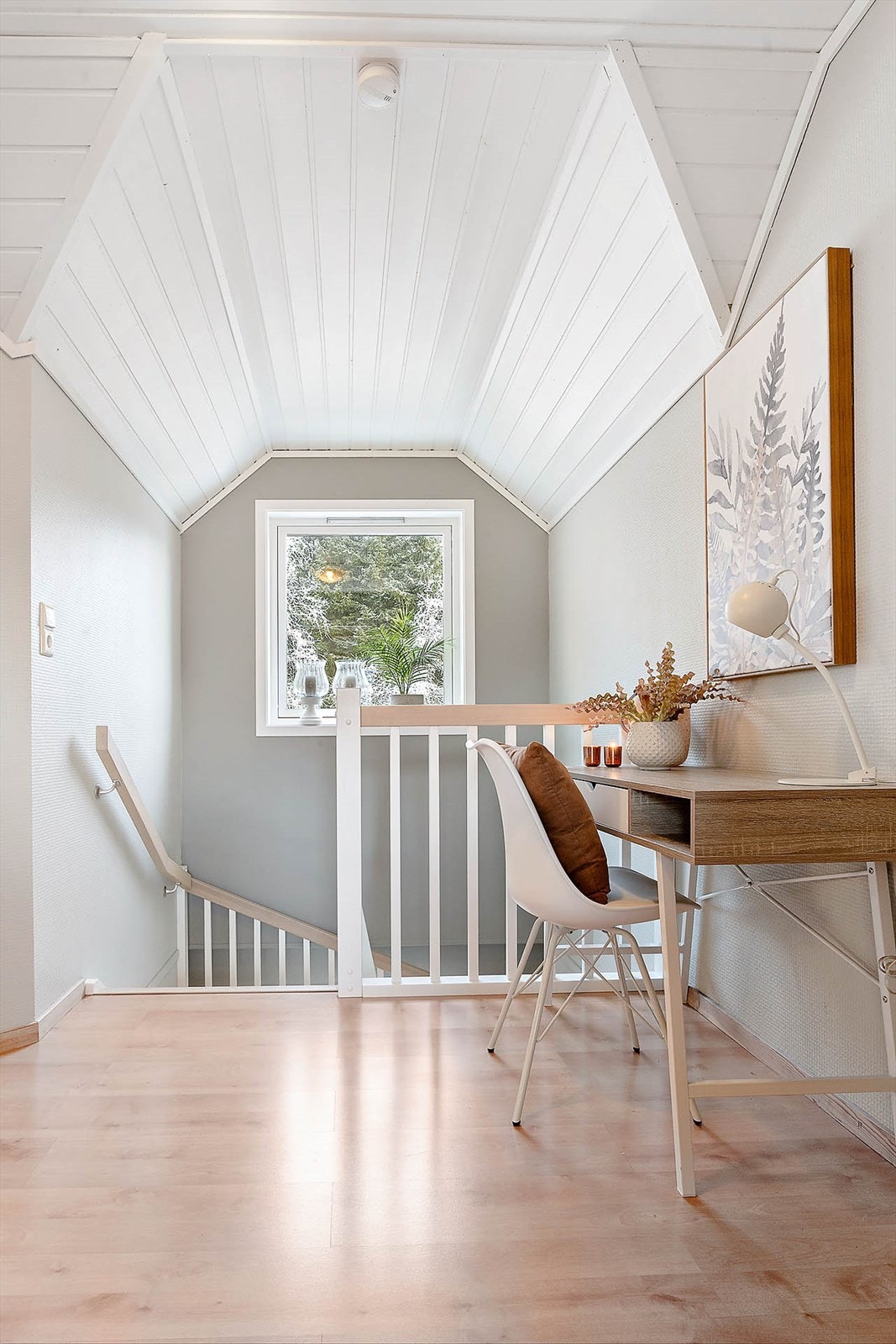 Trapperommet har vinduer som slipper lys inn i gangen. Her ser vi trappen opp til toppetasjen. Trappen er fra 2022. Galleribilde