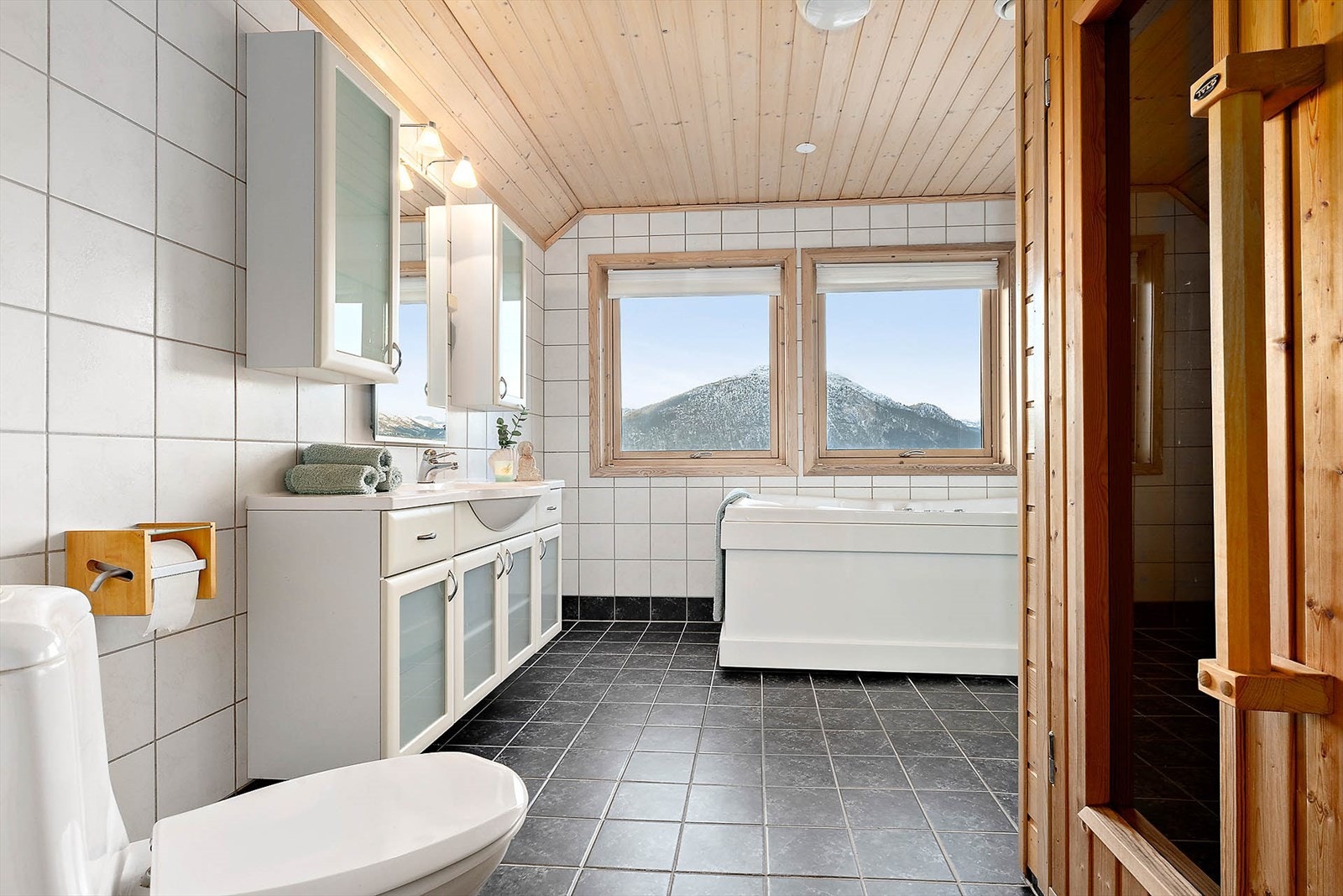 Huset inneholder 2 fullverdige bad. Dette er badet i toppetasjen. Galleribilde