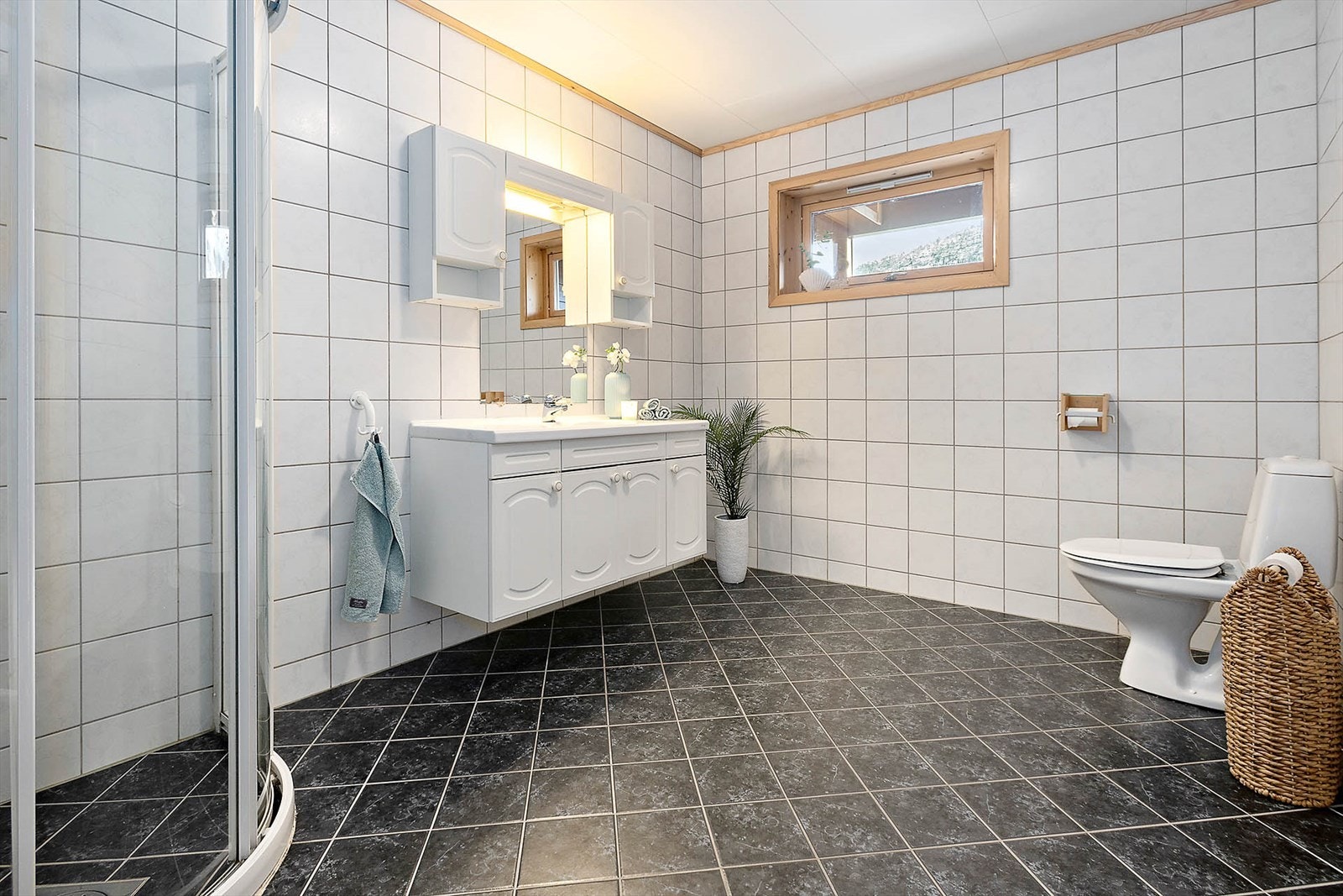 Badet i underetasjen er meget romsllig og innredet med dusjhjørne, WC og baderomsinnredning. Galleribilde