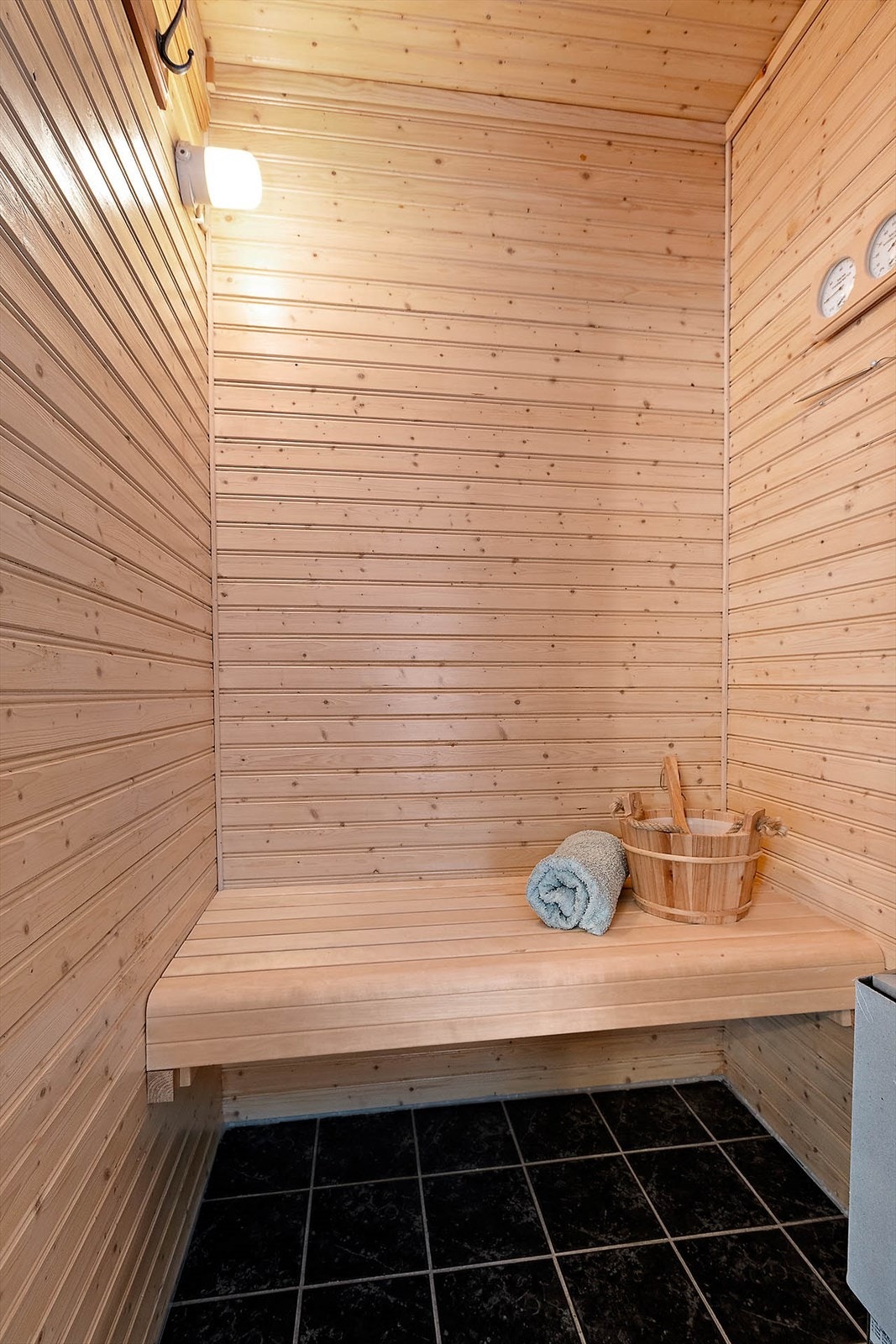 Badet i toppetasjen har badstue. Galleribilde
