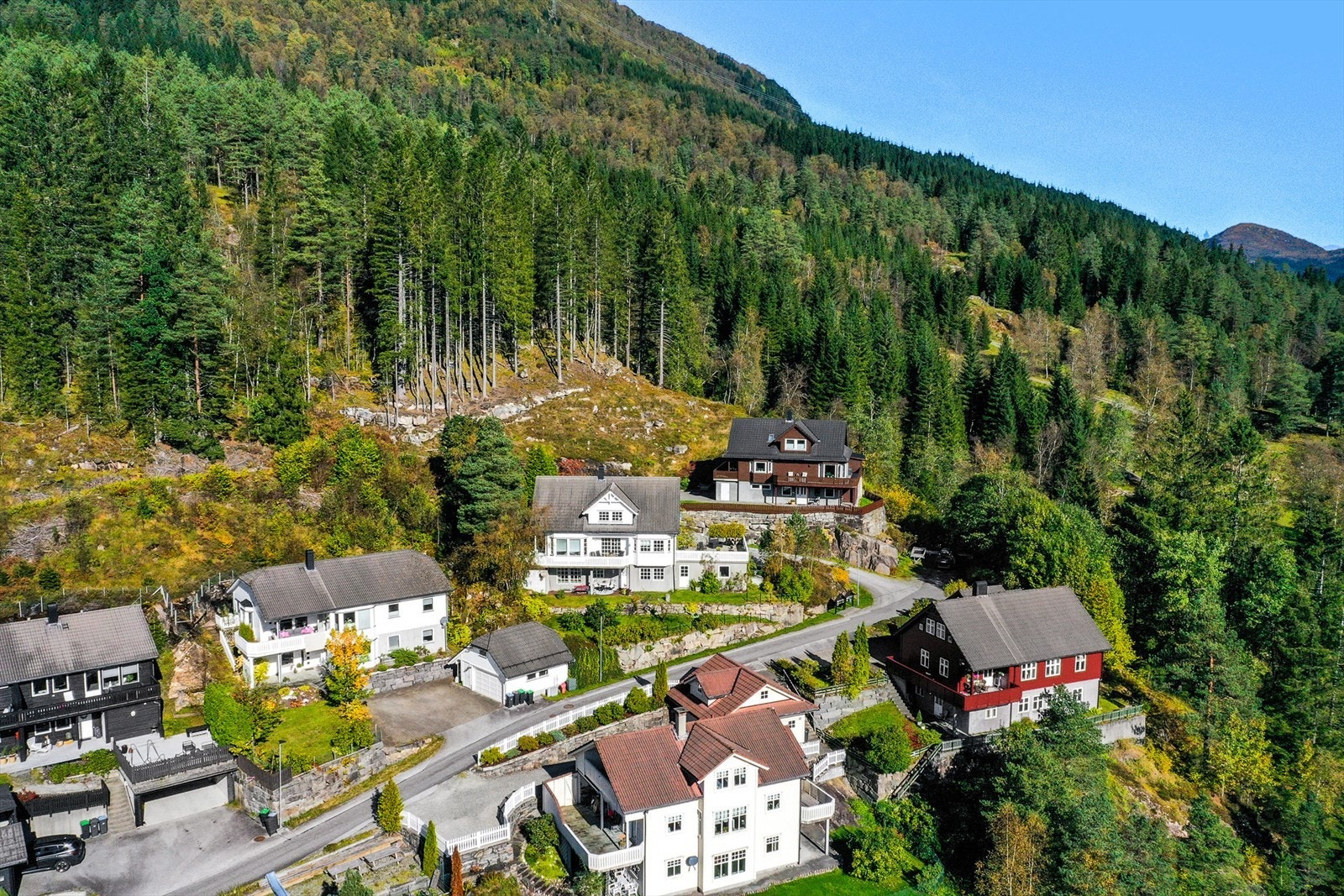 Fra eiendommen er det enkel tilgang til fine turområder og fjella Førdsnipa og Viefjellet. Galleribilde