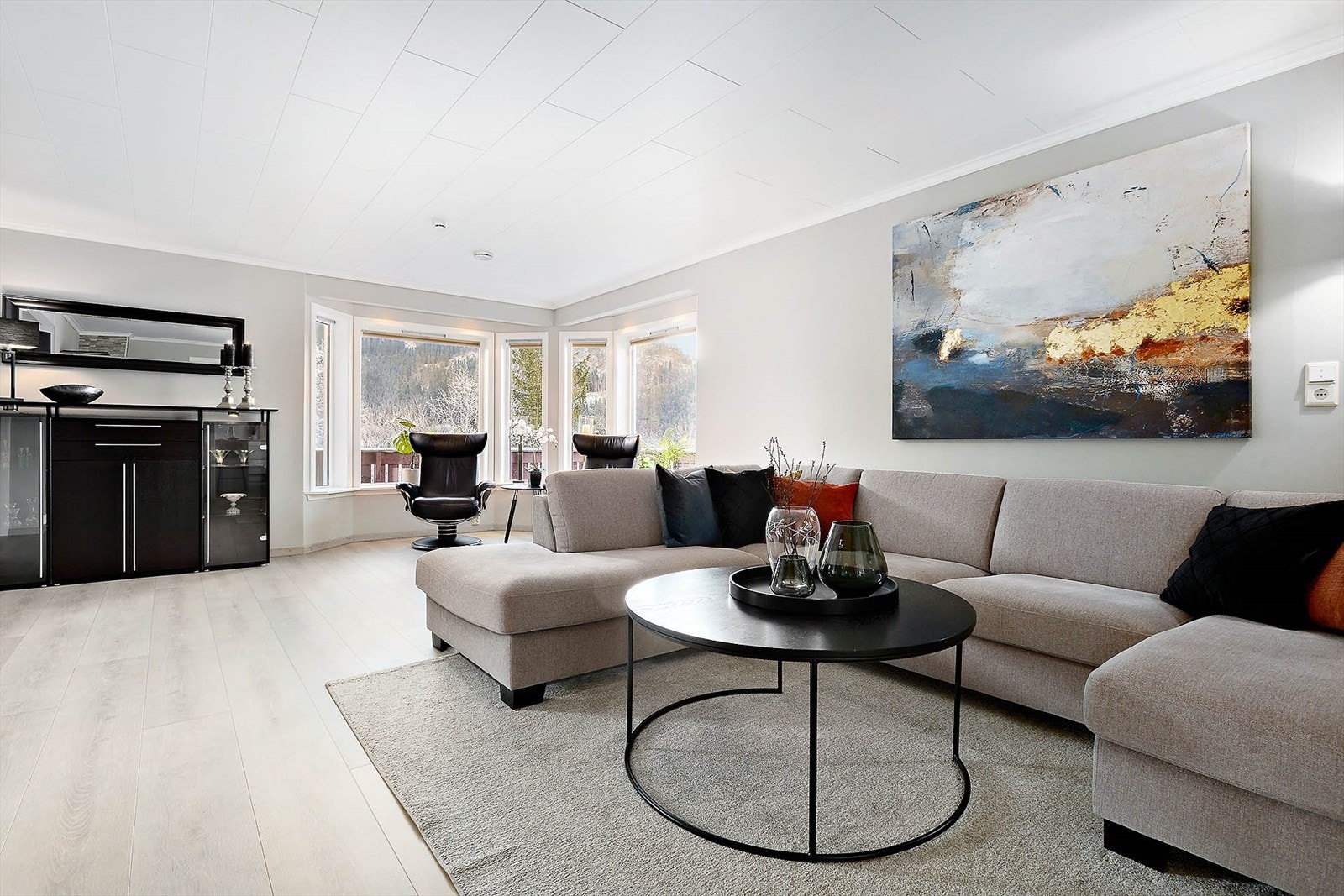 Stuen er lys og romslig med plass til flere sittegrupper. Galleribilde