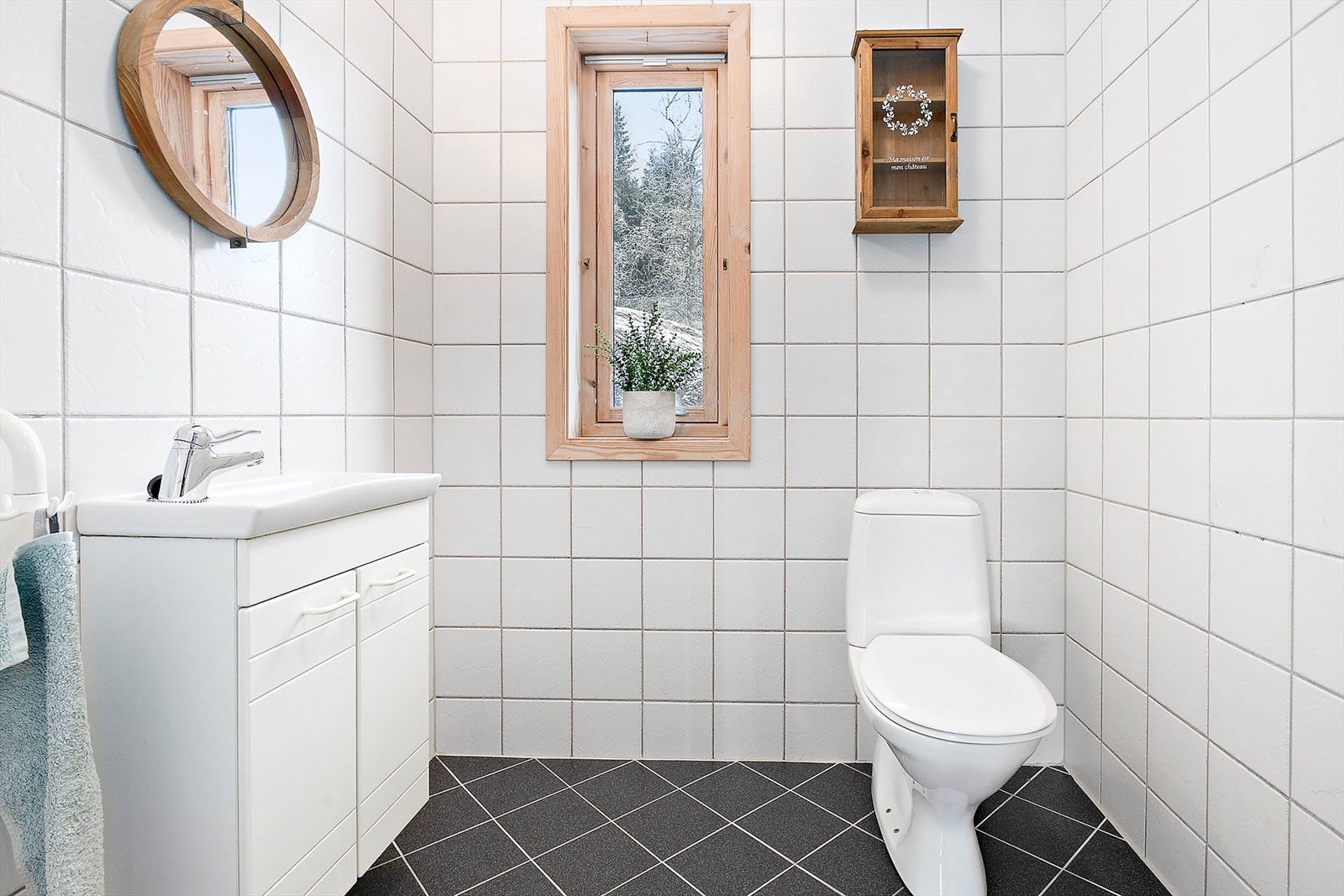 I hovedetasjen er det separat toalettrom og vaskerom. Galleribilde