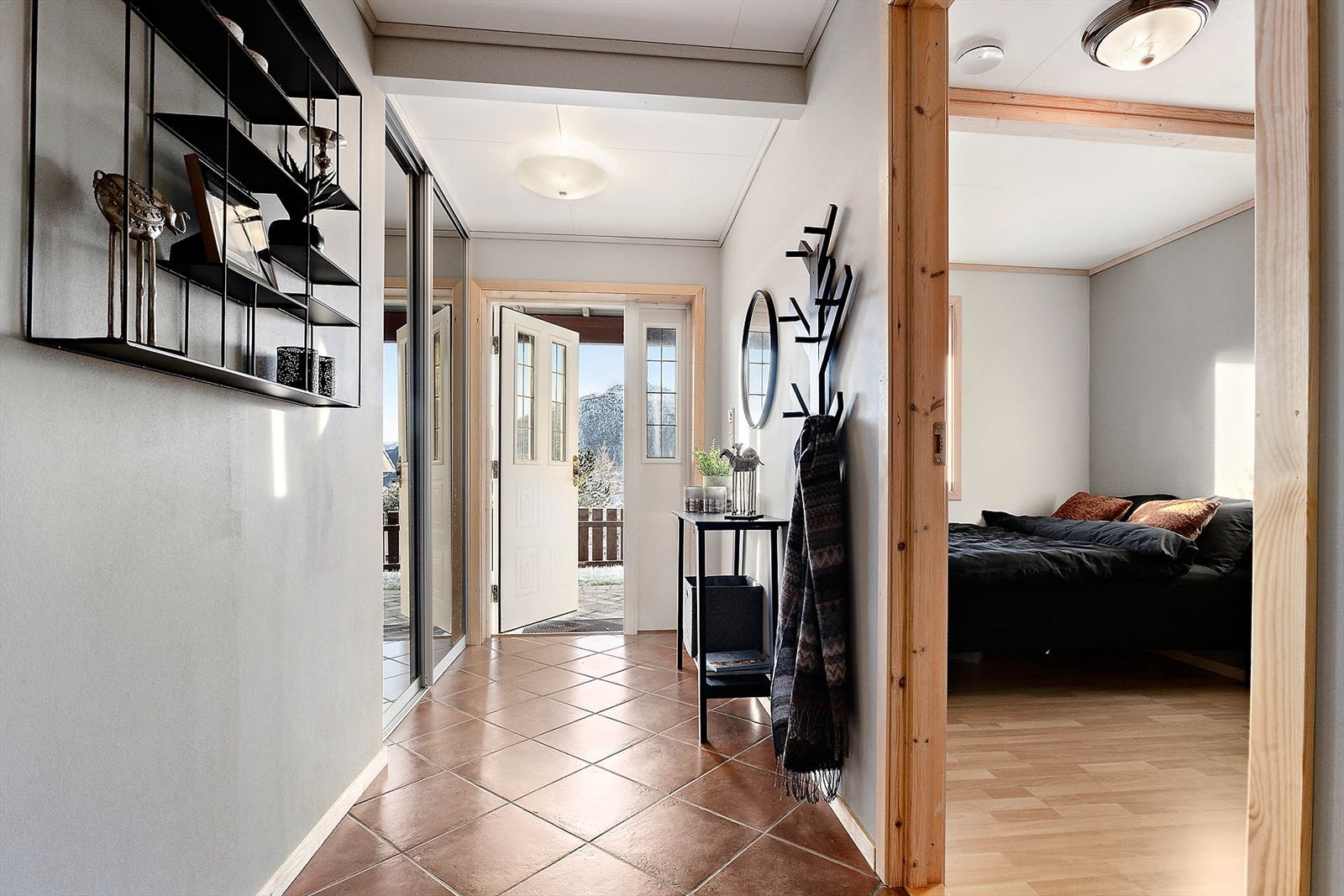 Gangen i underetasjen har flislagt gulv og skyvedørsgarderobe. Fra gangen er det direkte adkomst til garasjen og teknisk rom via sluse. Galleribilde