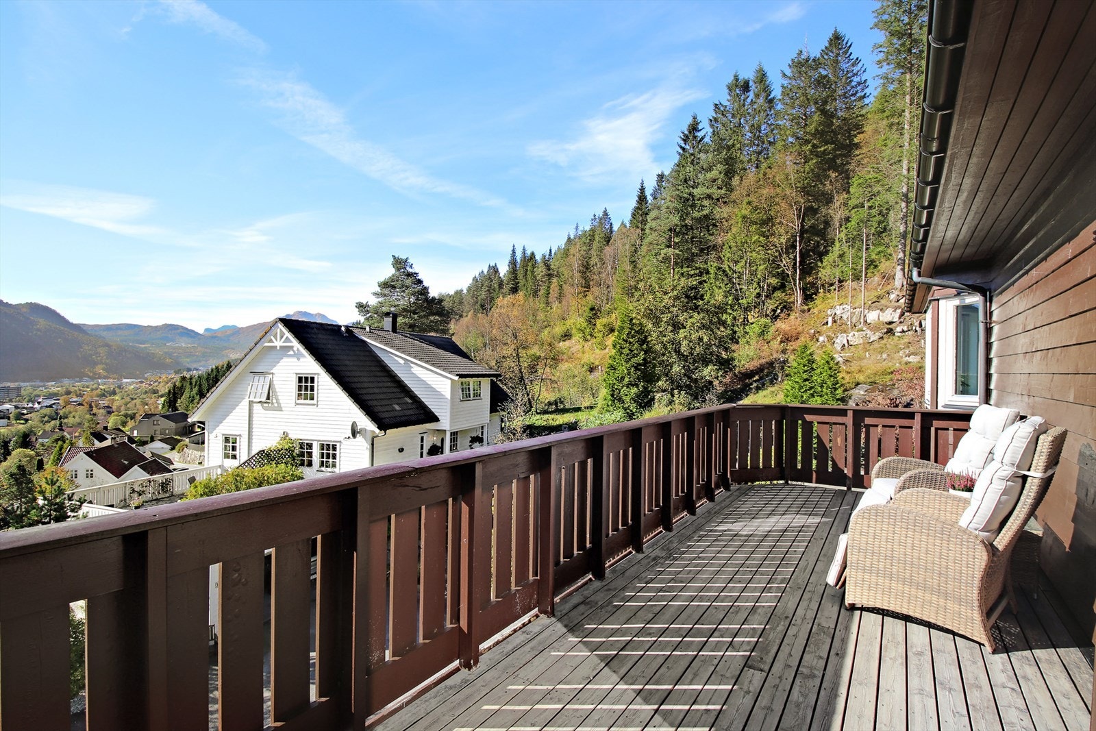 Alle sider av huset er det opparbeida uteplasser med terrasse og veranda. Galleribilde