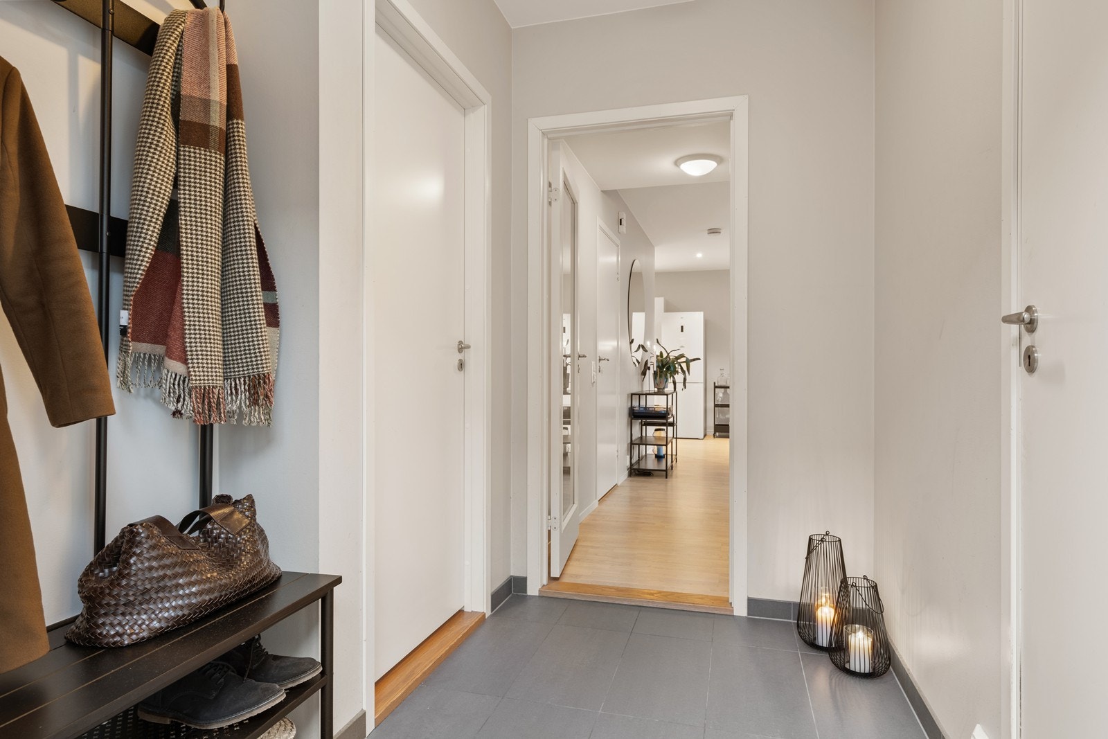 Romslig gang med god plass til klesoppheng Galleribilde