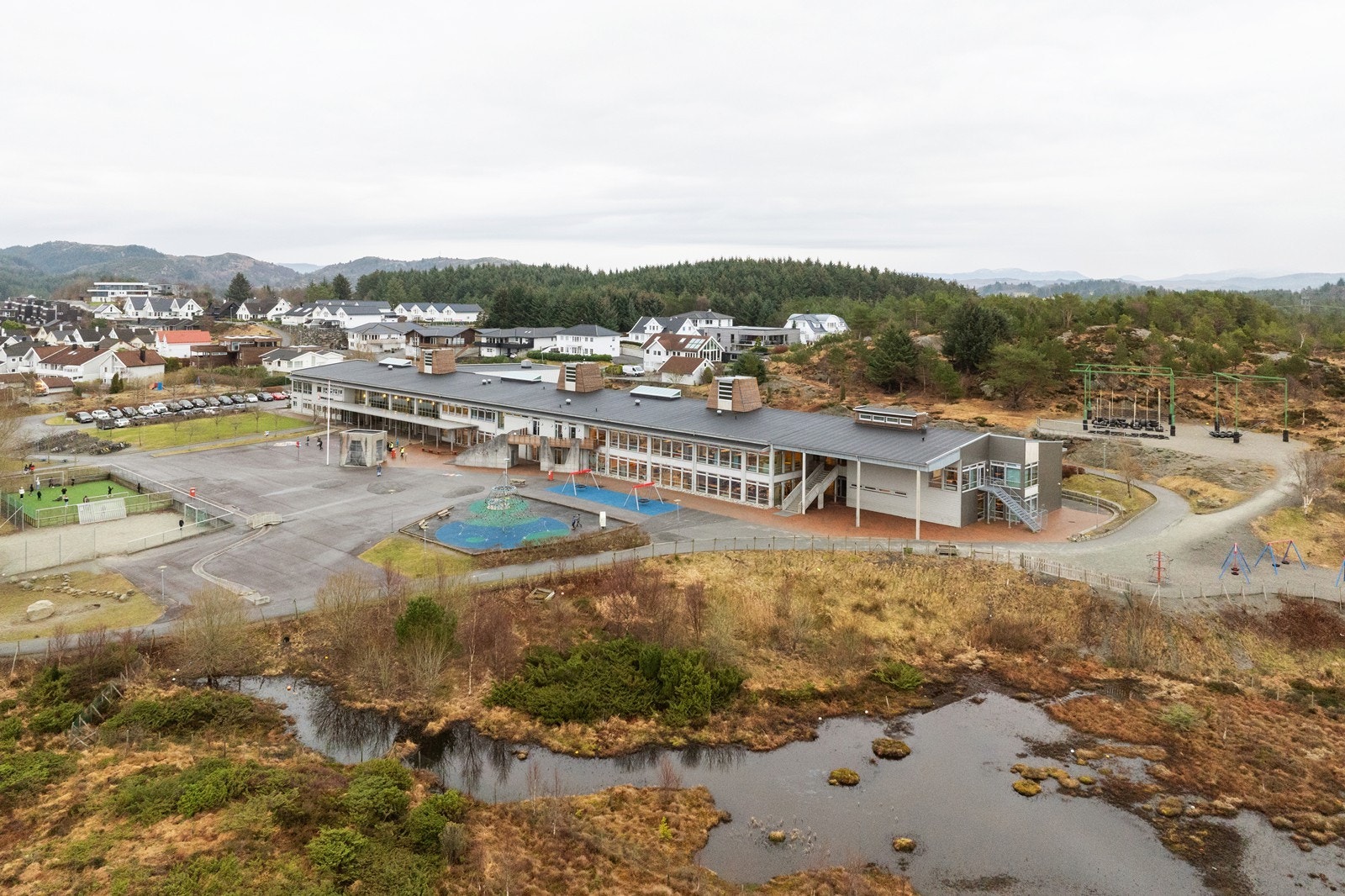 Mykje barneskole ligger like ved Galleribilde
