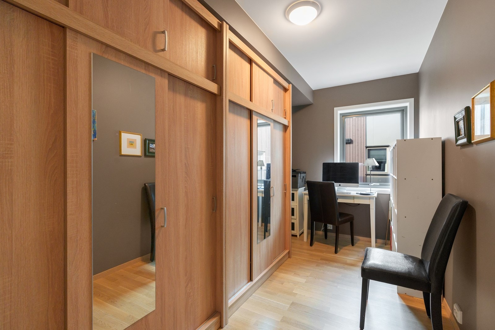 Soverom med stort garderobeskap Galleribilde