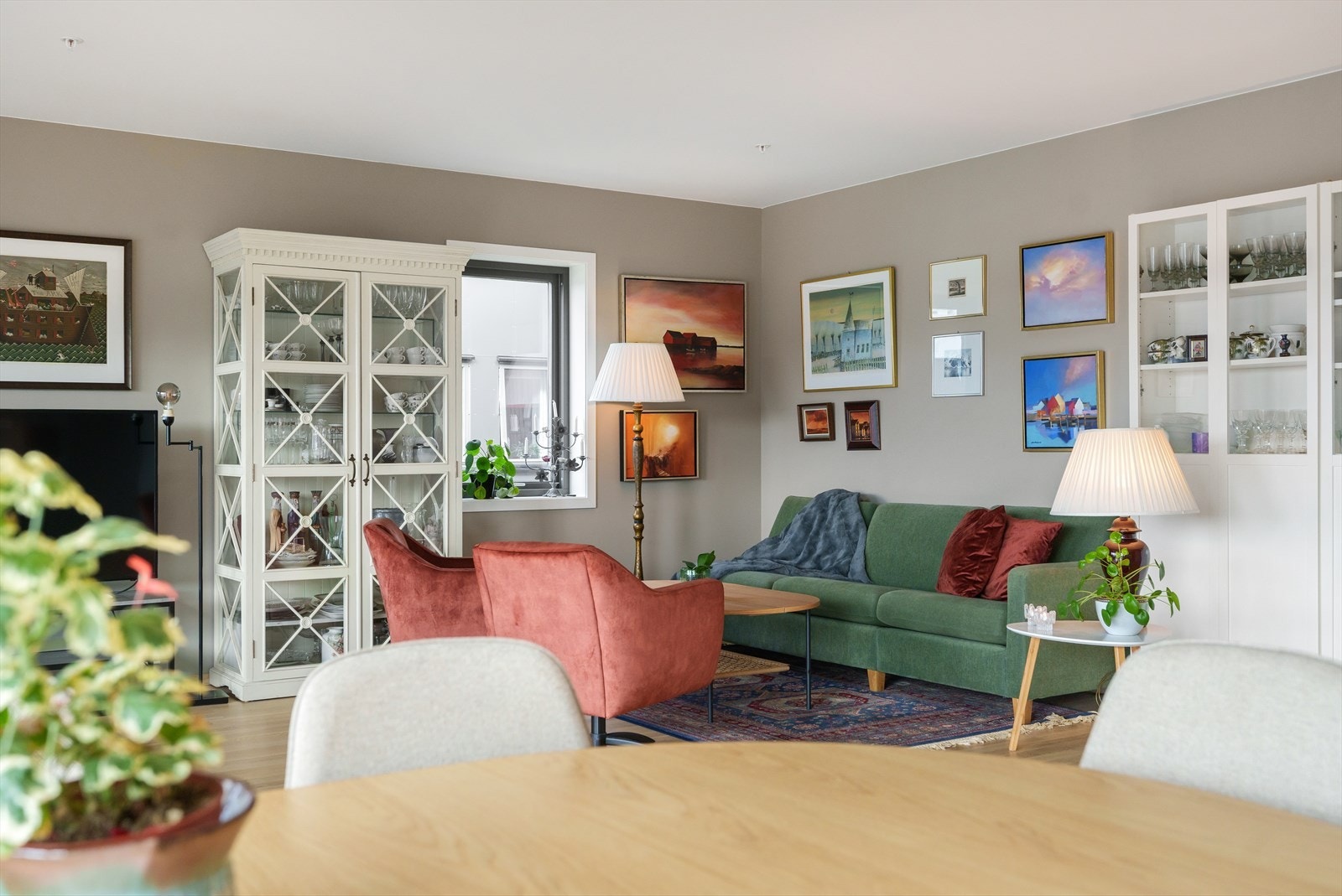 Boligen har gjennomgående høy standard med eikeparkett på gulv og slette vegger og tak med listefrie overganger Galleribilde