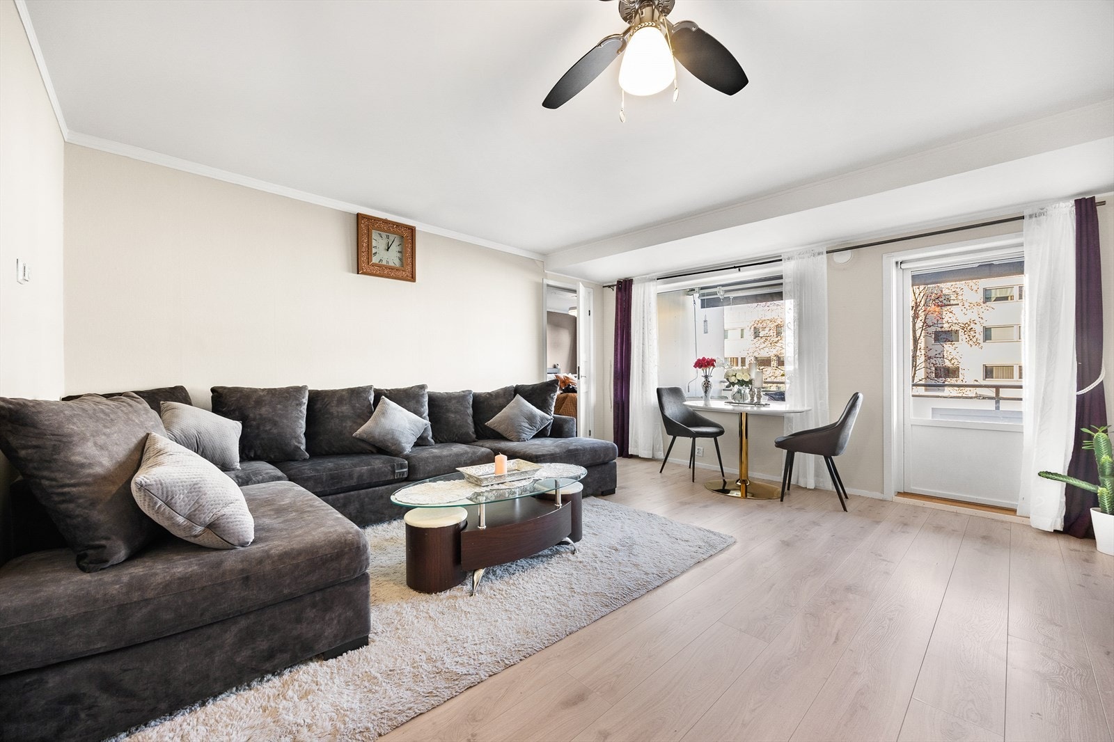 Stuen holder en god og romslig størrelse med plass til flere ulike møbleringsmuligheter. Galleribilde